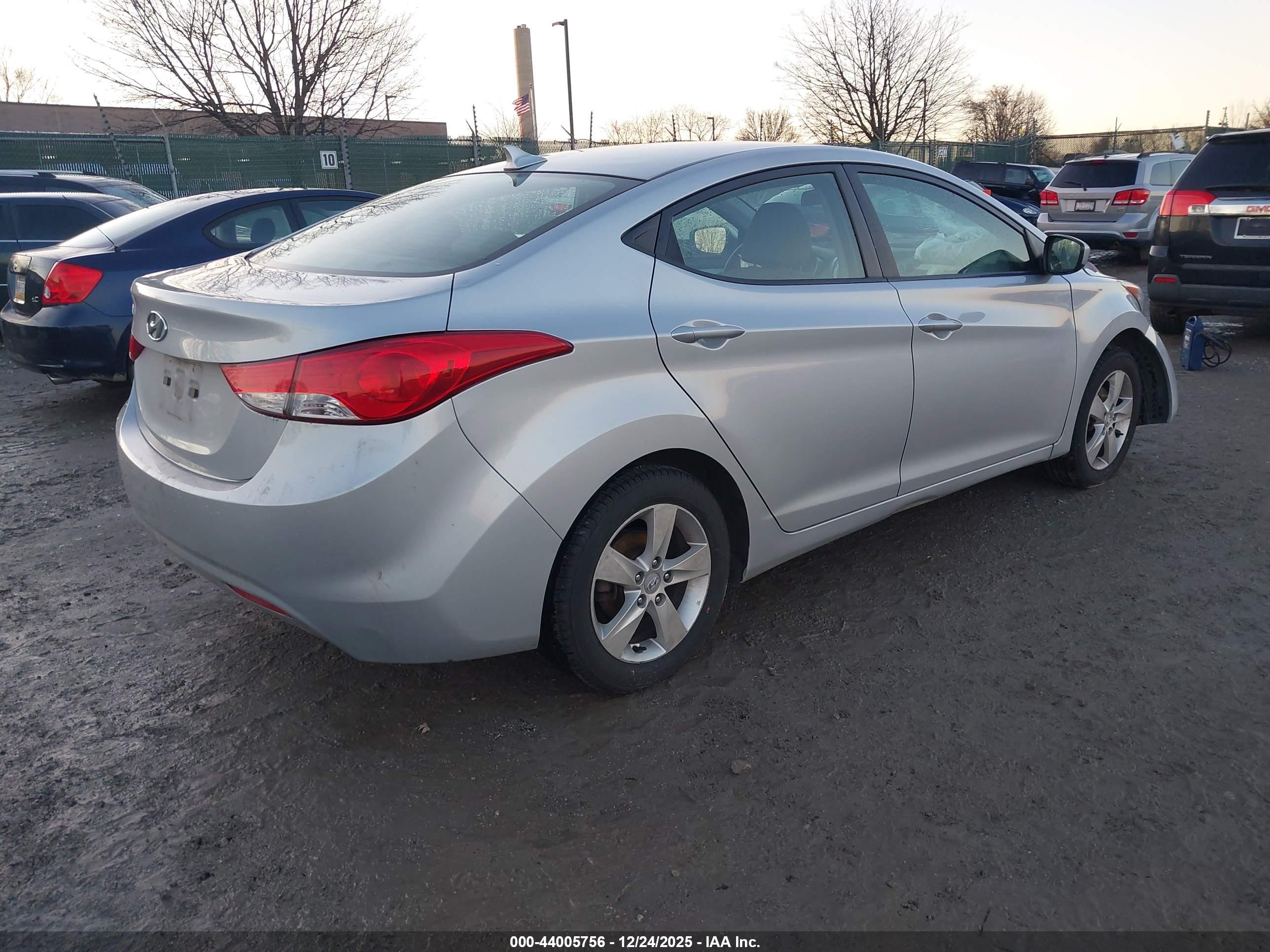HYUNDAI ELANTRA image 4