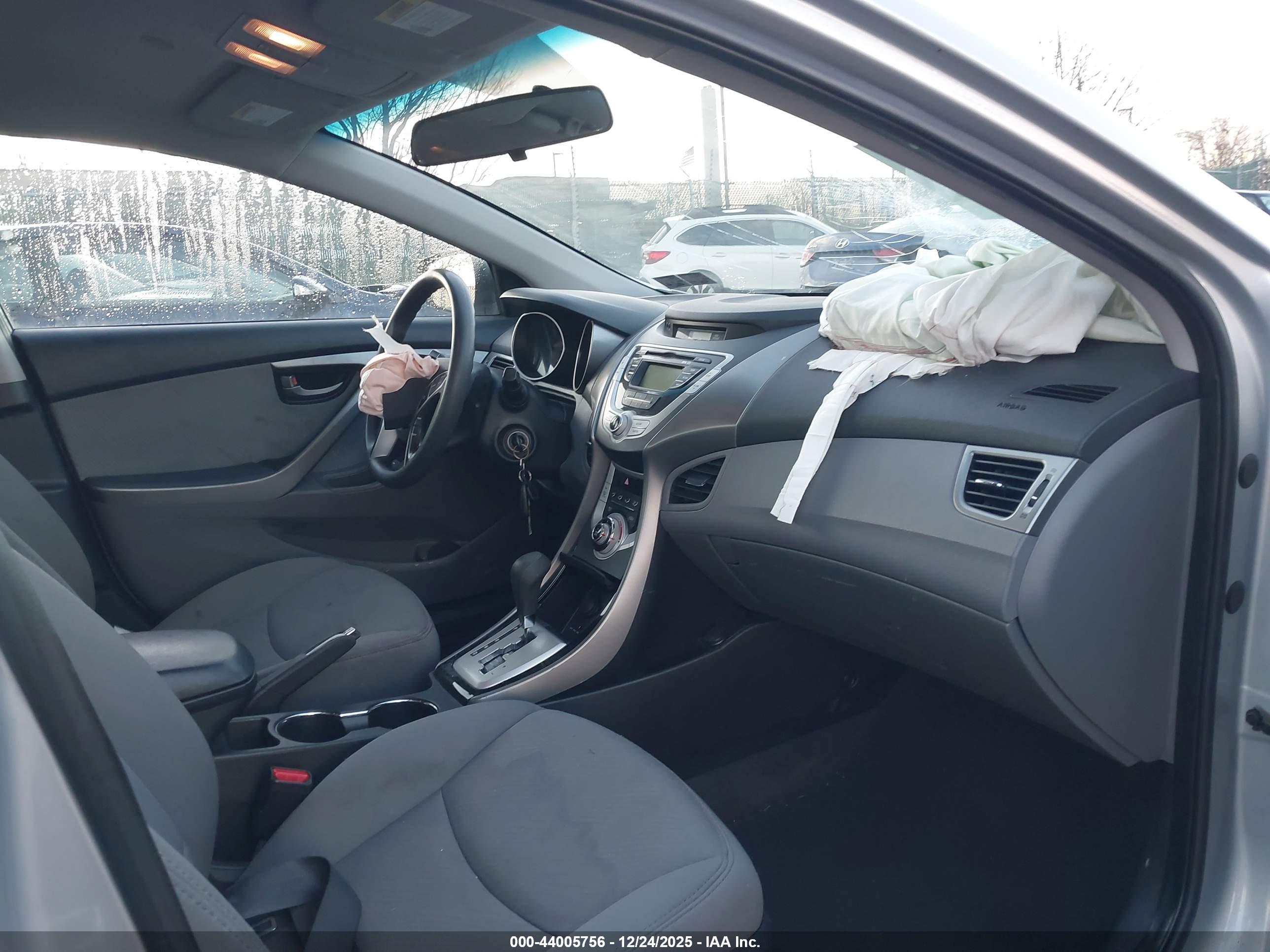 HYUNDAI ELANTRA image 5