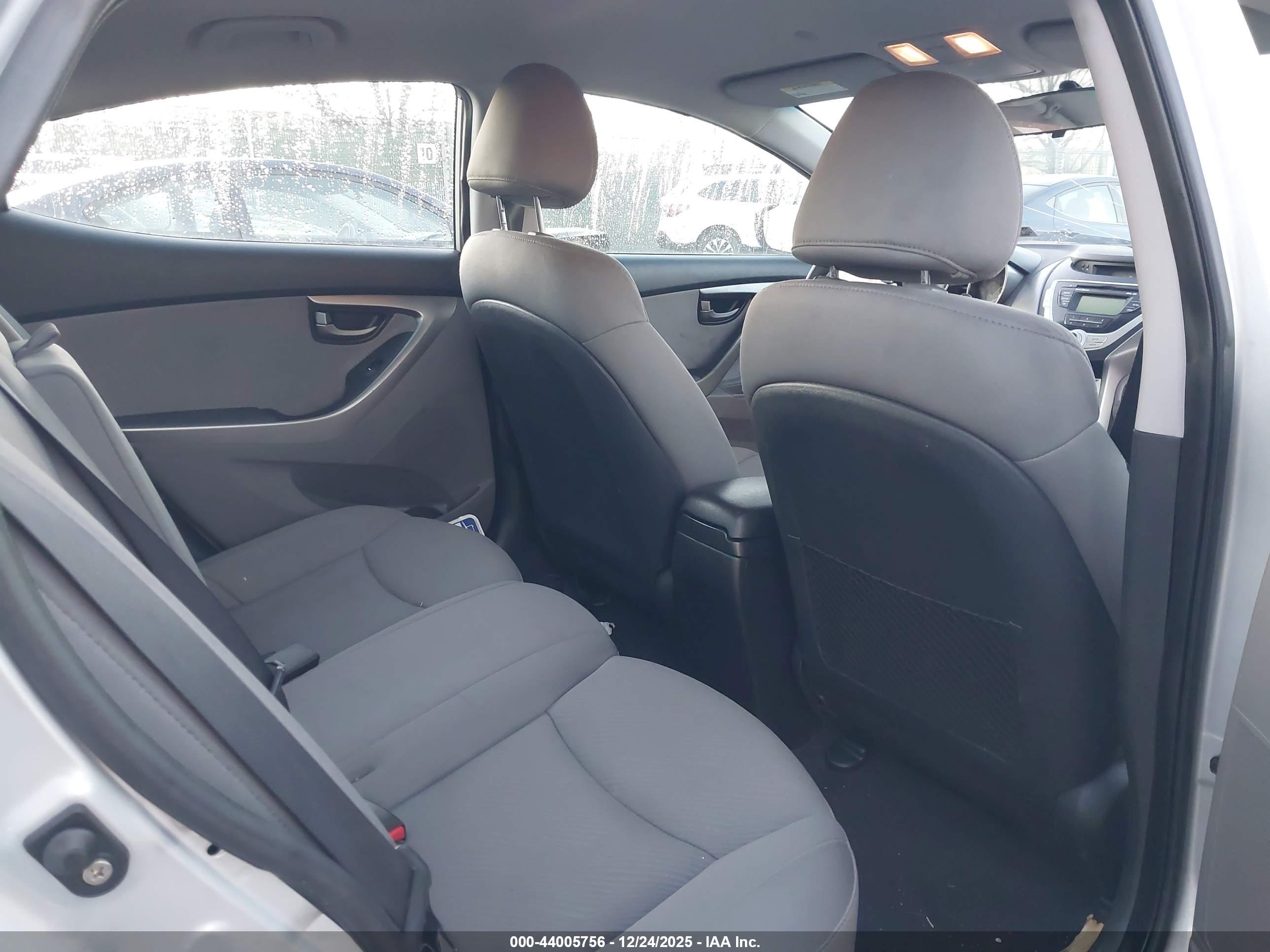 HYUNDAI ELANTRA image 8