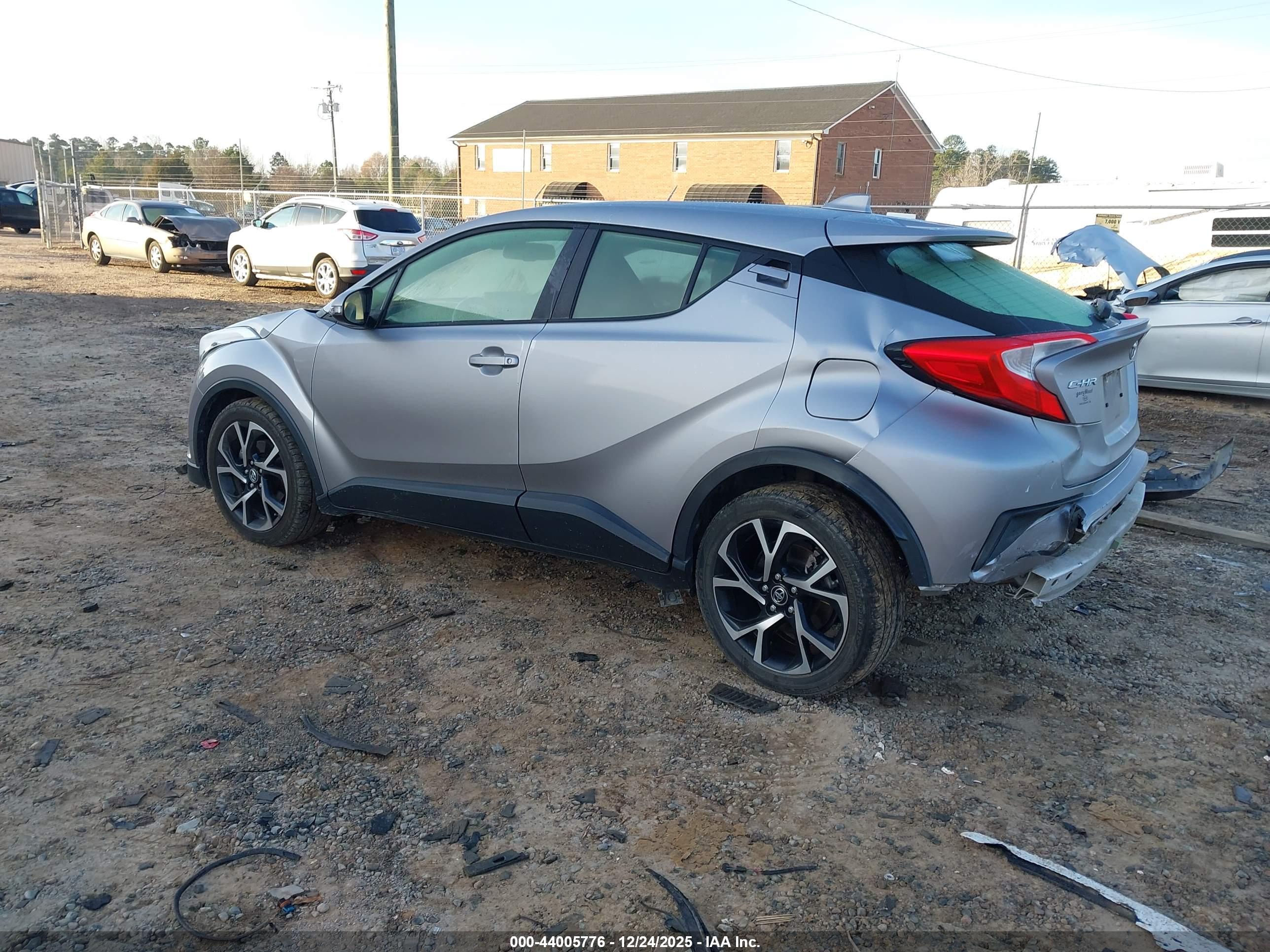 TOYOTA C-HR image 3