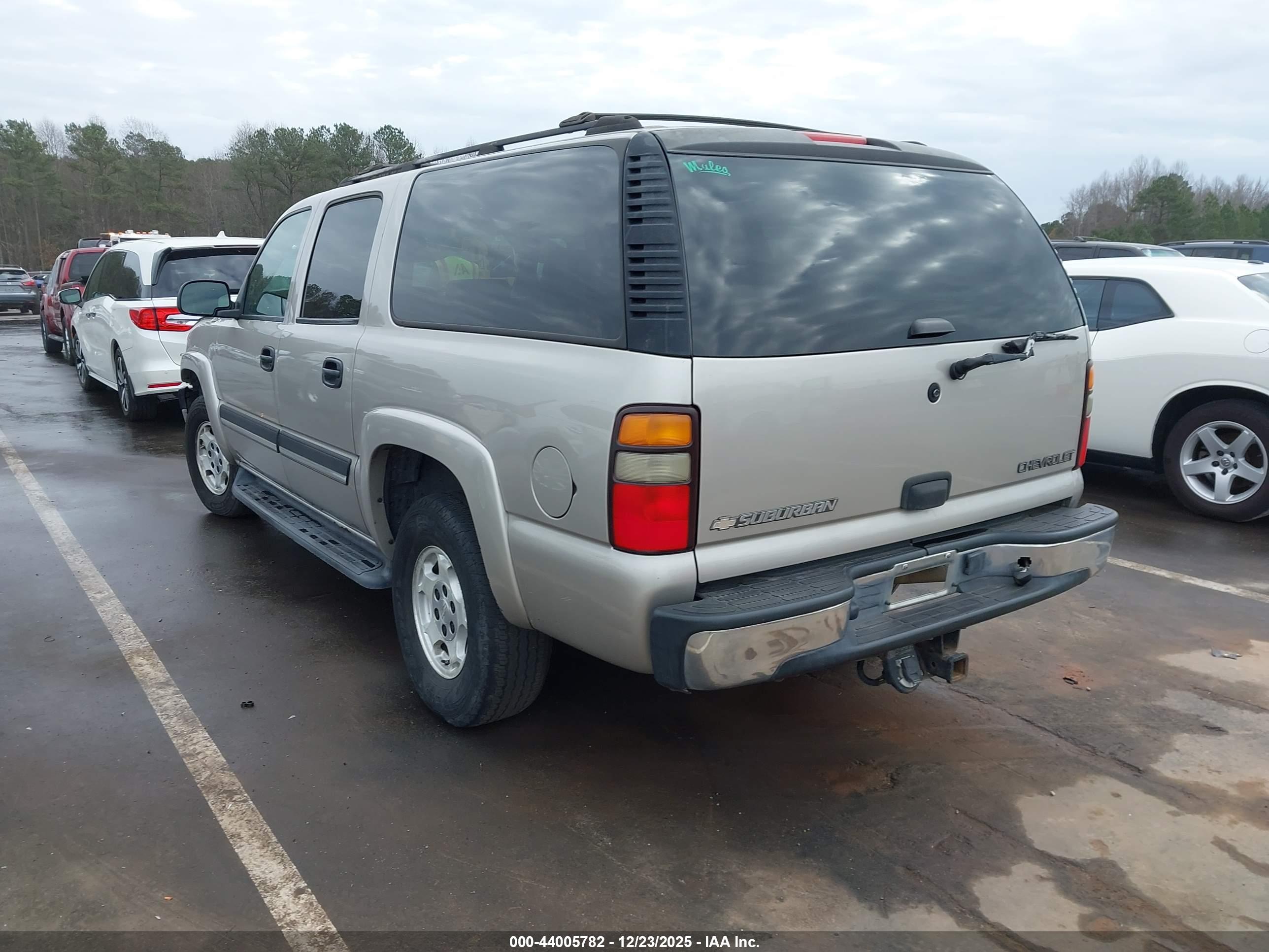 CHEVROLET SUBURBAN image 3