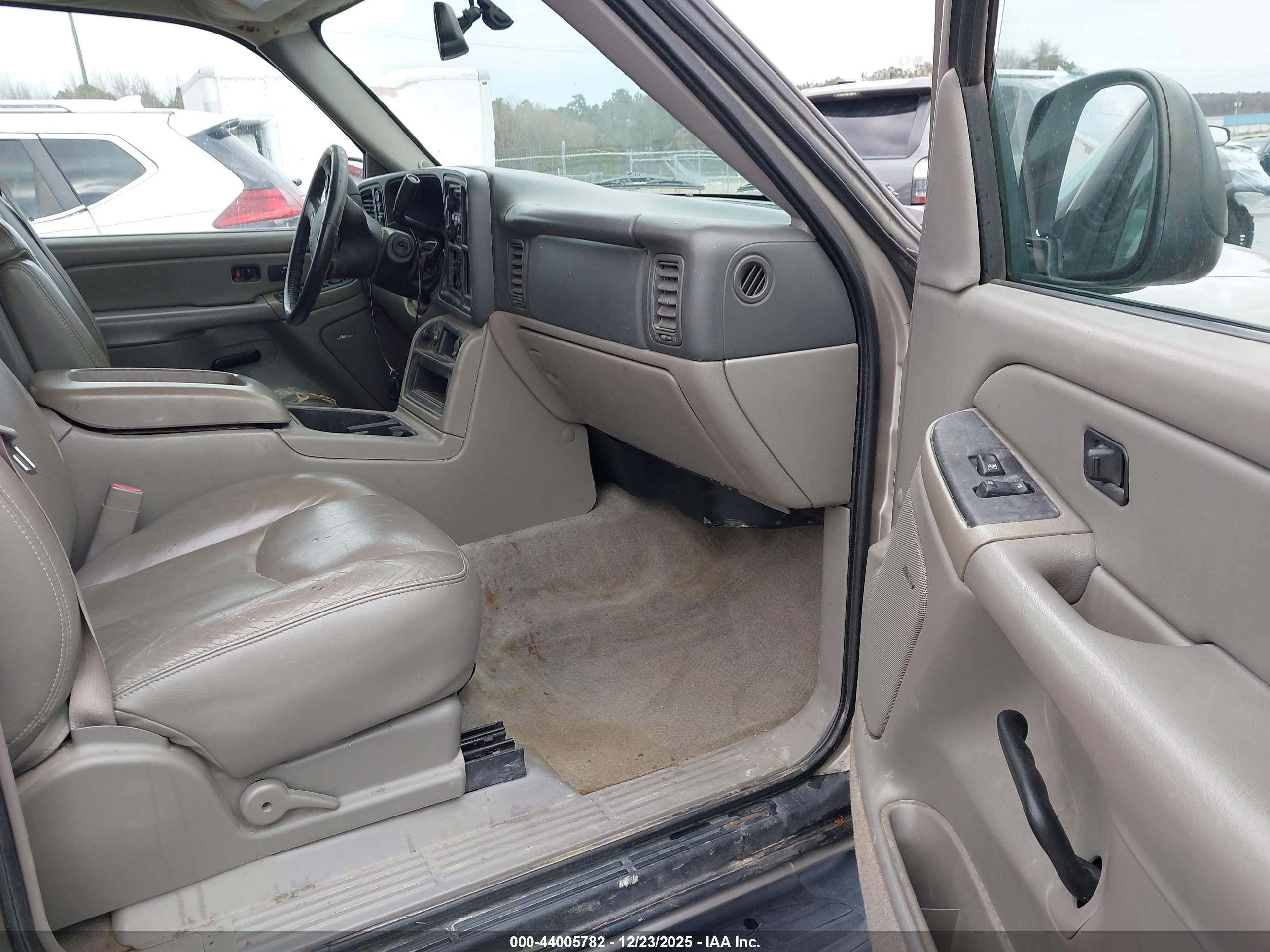 CHEVROLET SUBURBAN image 5