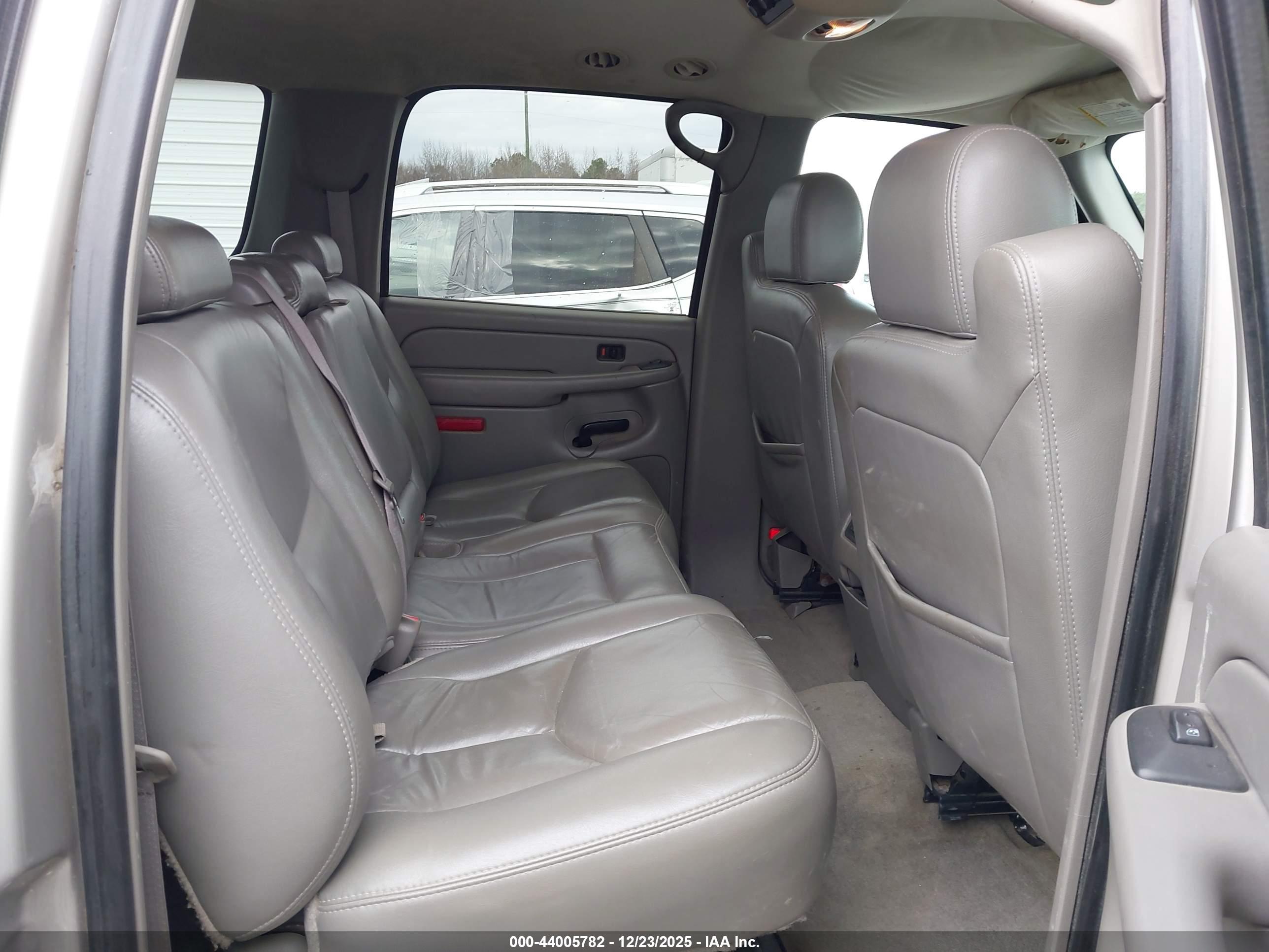 CHEVROLET SUBURBAN image 8
