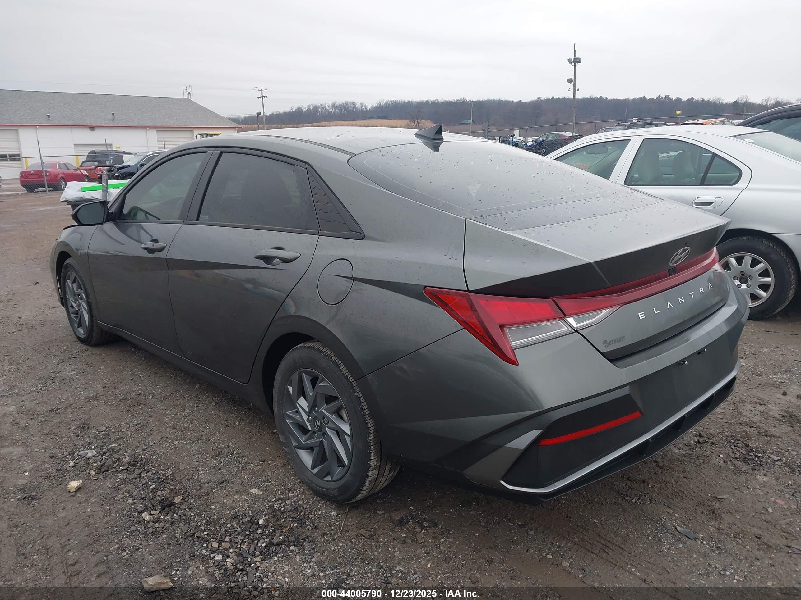 HYUNDAI ELANTRA image 3
