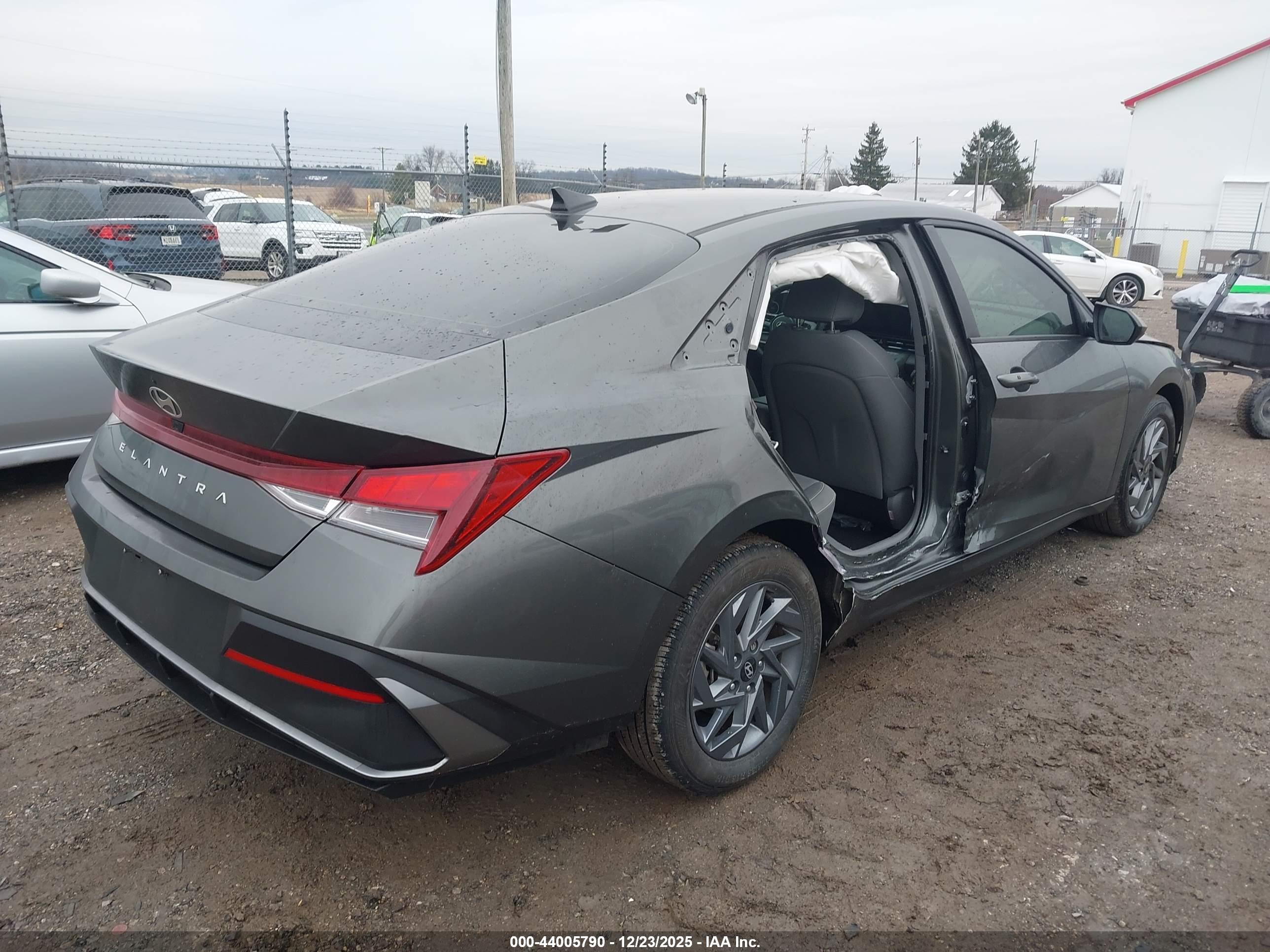 HYUNDAI ELANTRA image 4