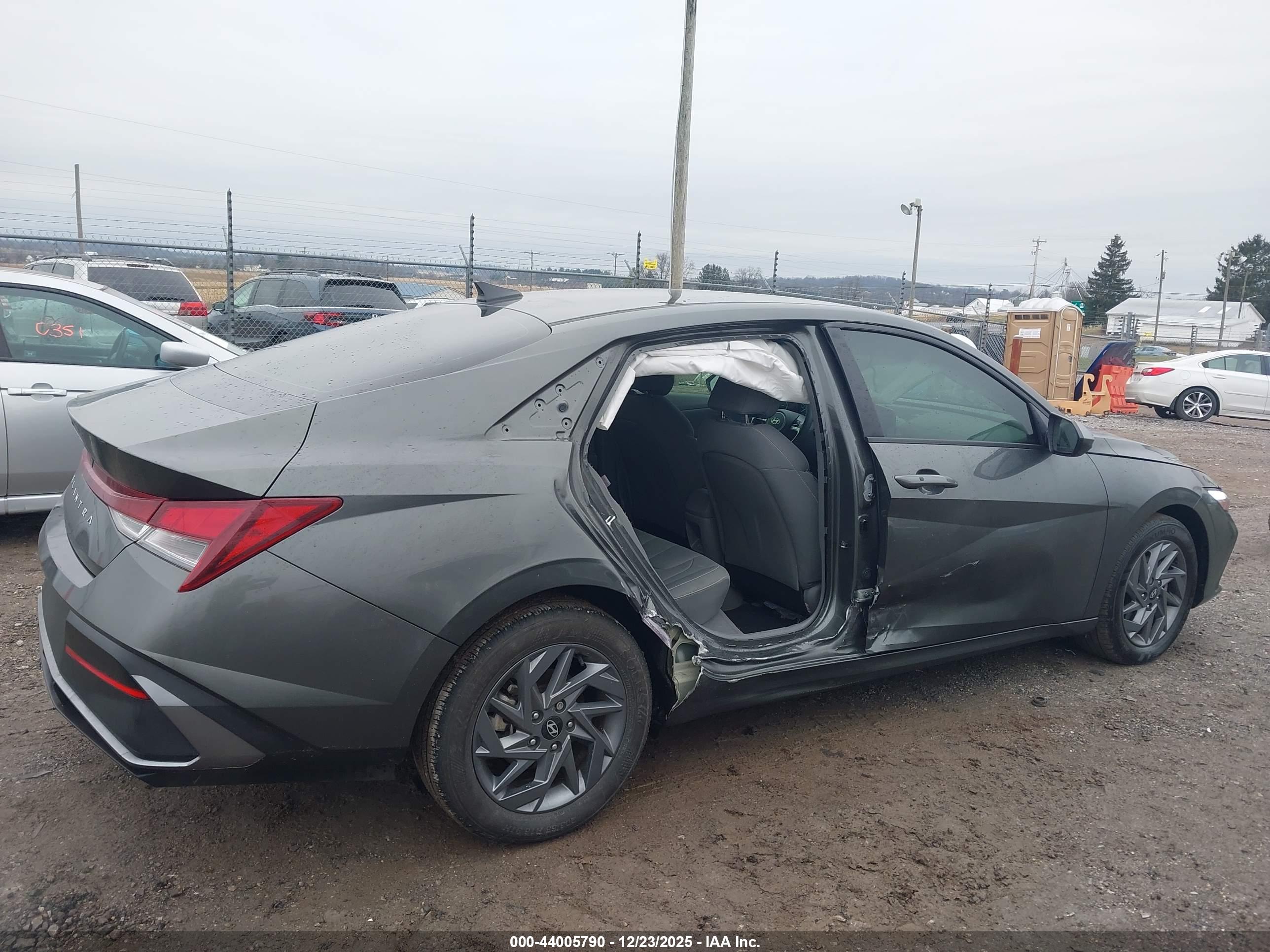 HYUNDAI ELANTRA image 6