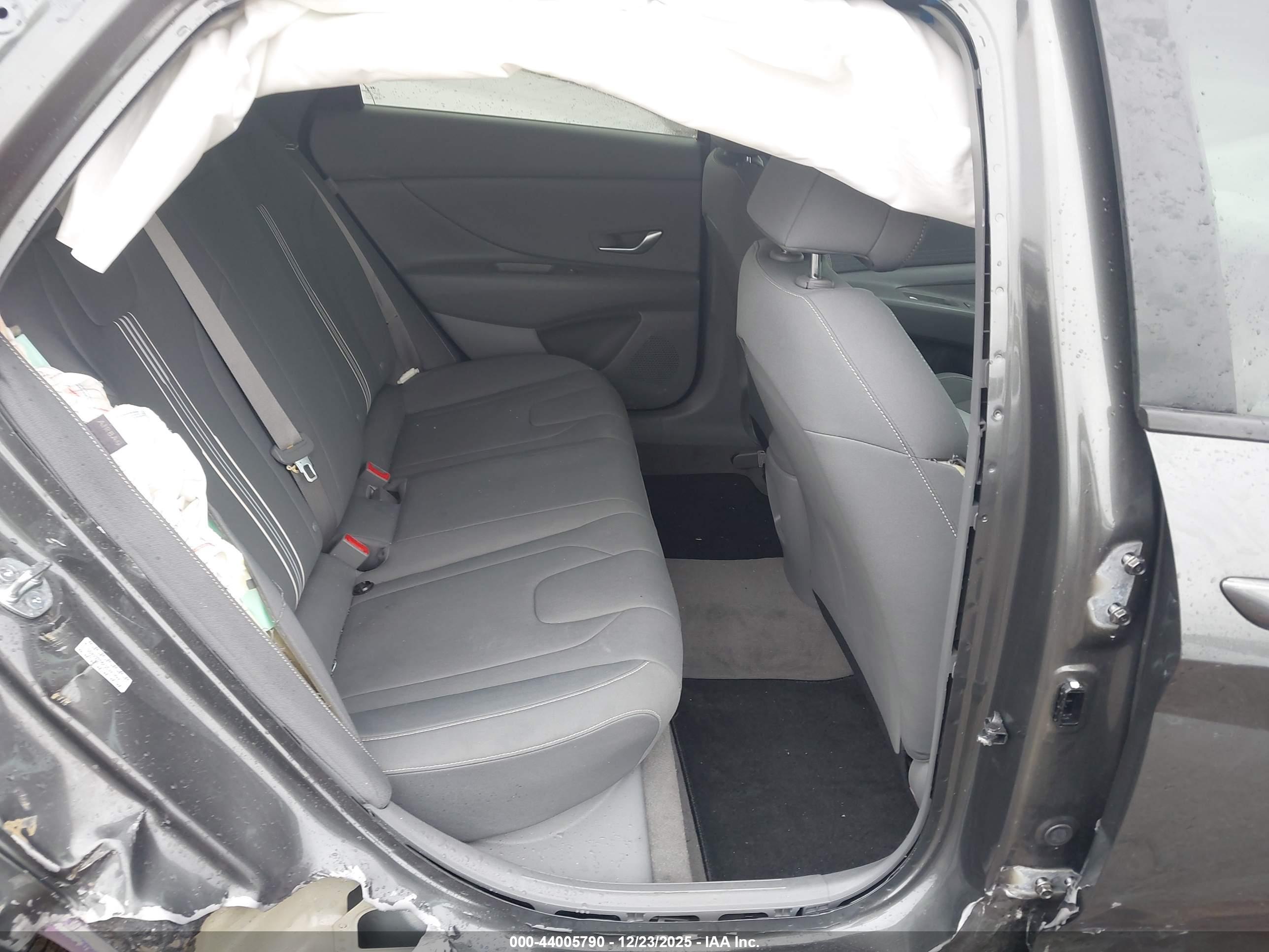 HYUNDAI ELANTRA image 8