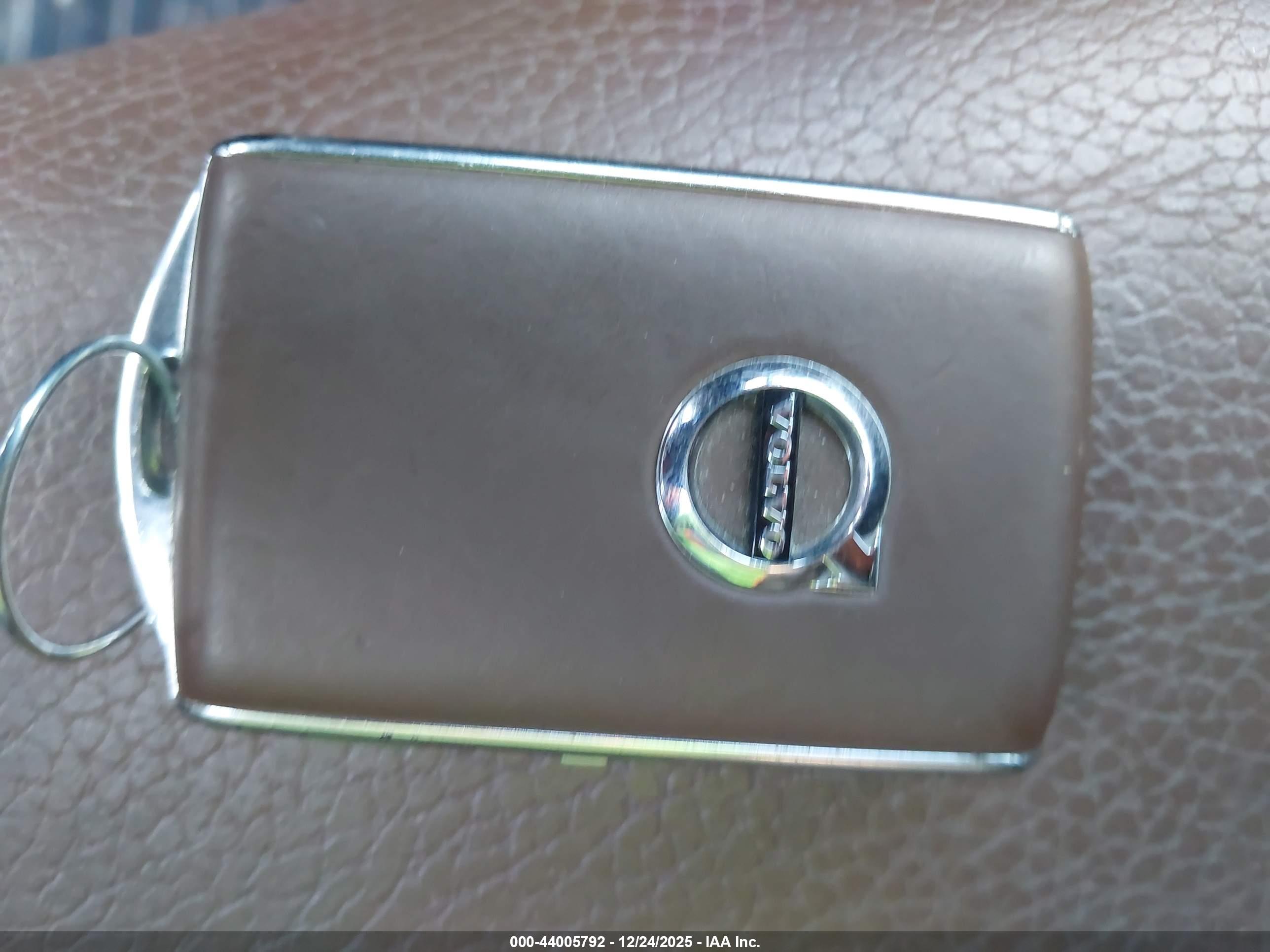 VOLVO XC60 image 11