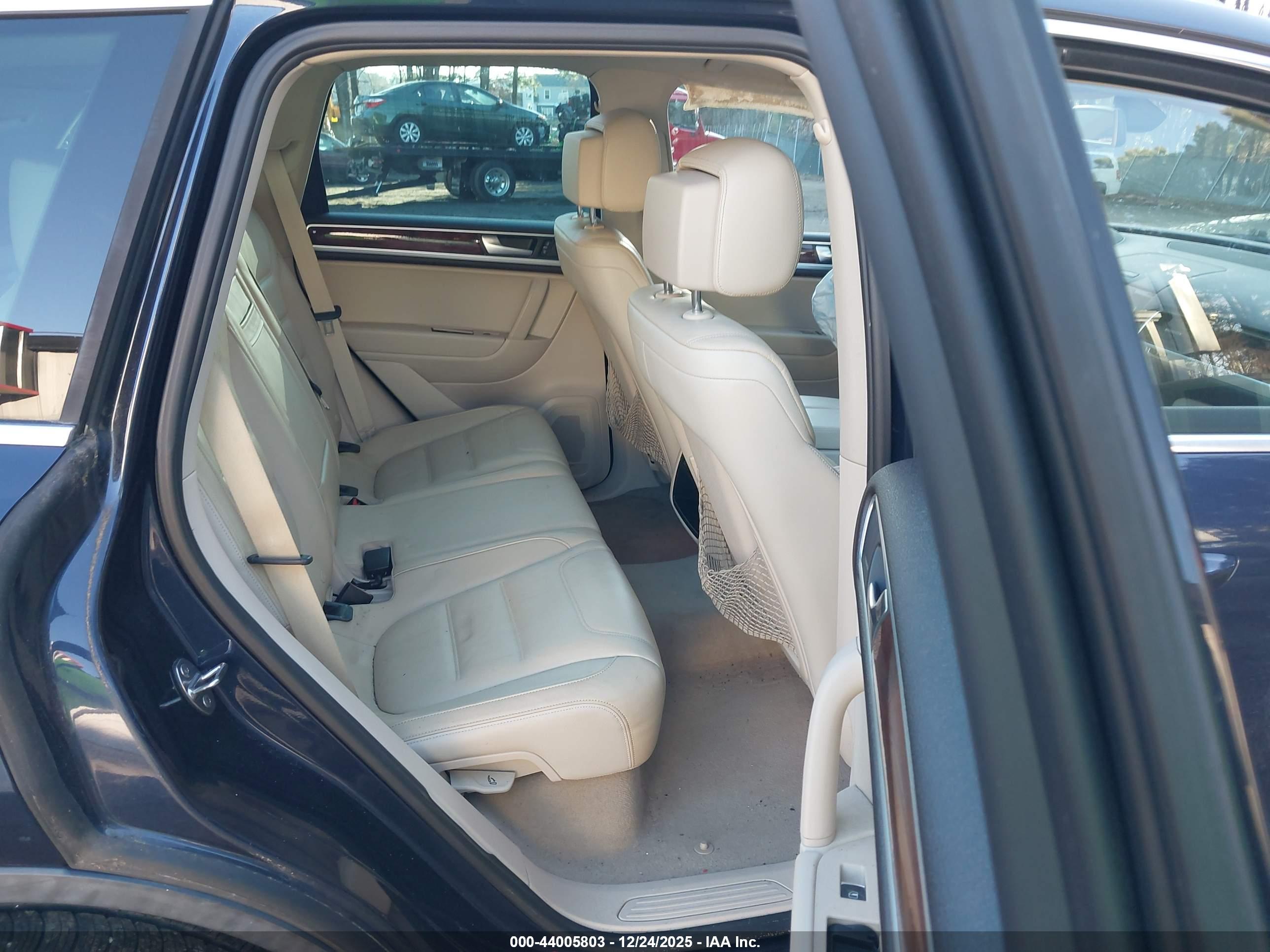 VOLKSWAGEN TOUAREG image 8