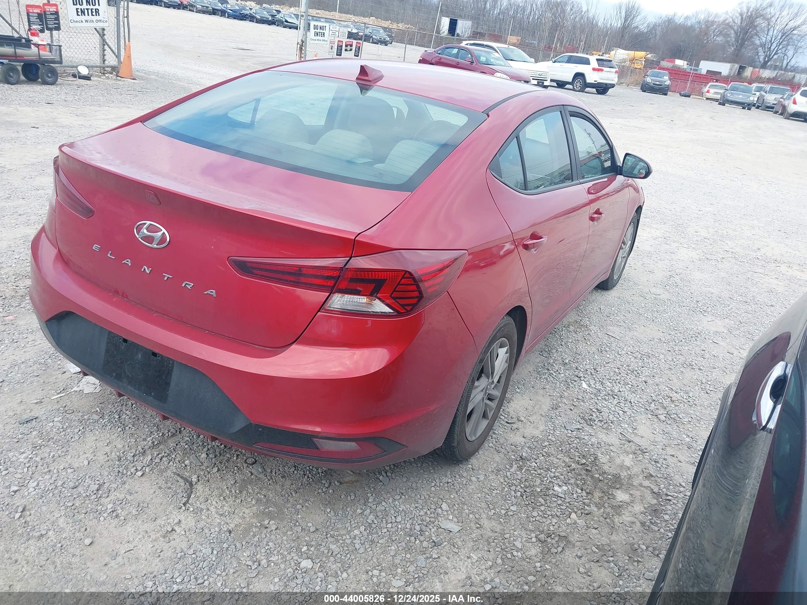HYUNDAI ELANTRA image 4