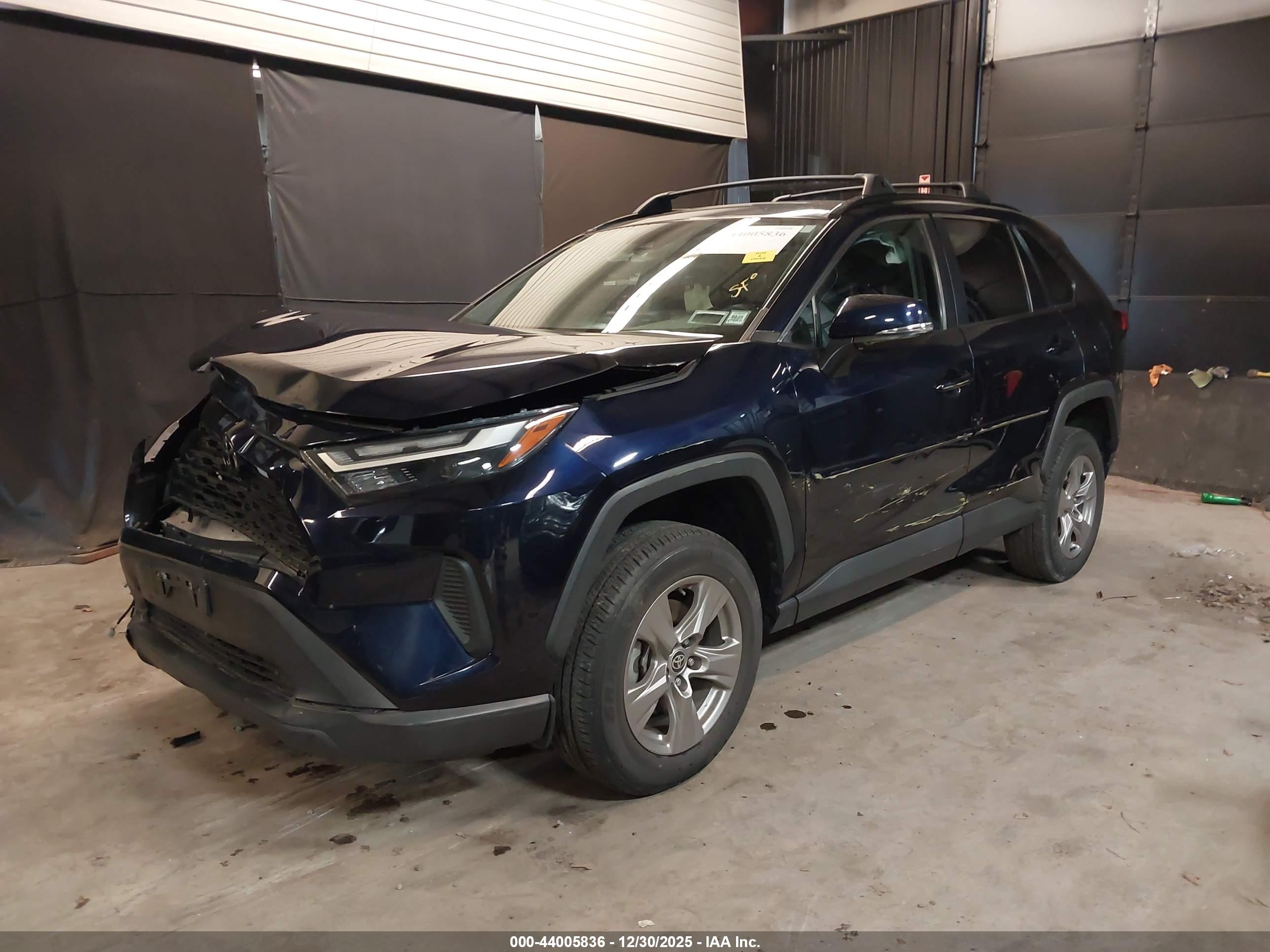 TOYOTA RAV4 image 2