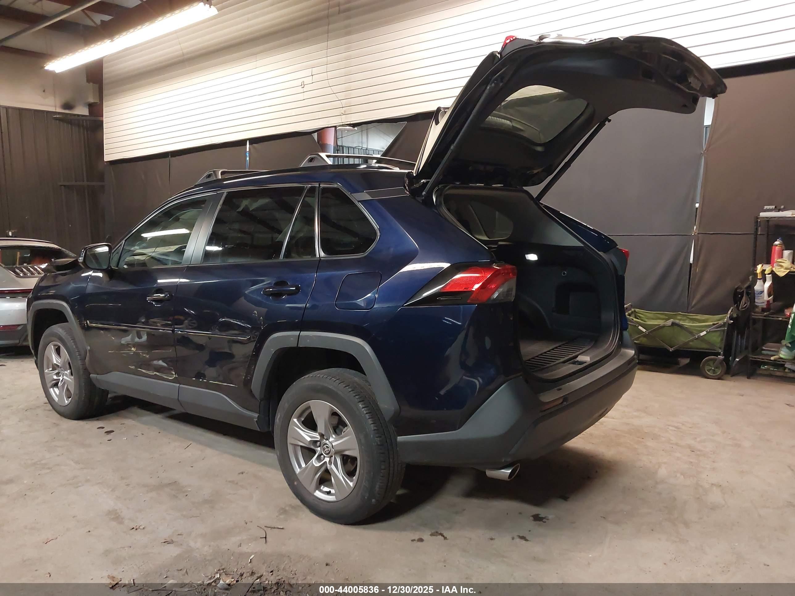 TOYOTA RAV4 image 3
