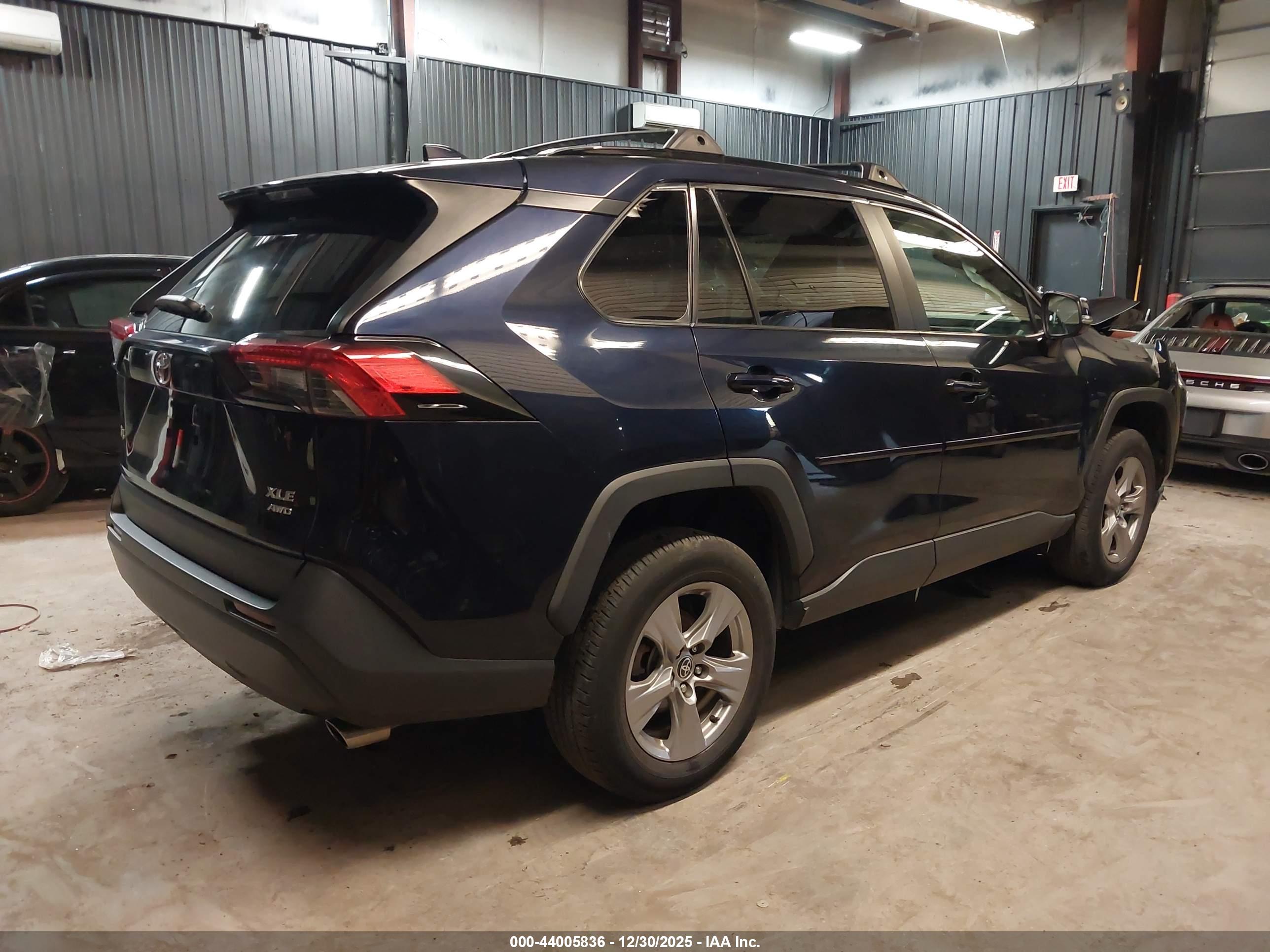 TOYOTA RAV4 image 4