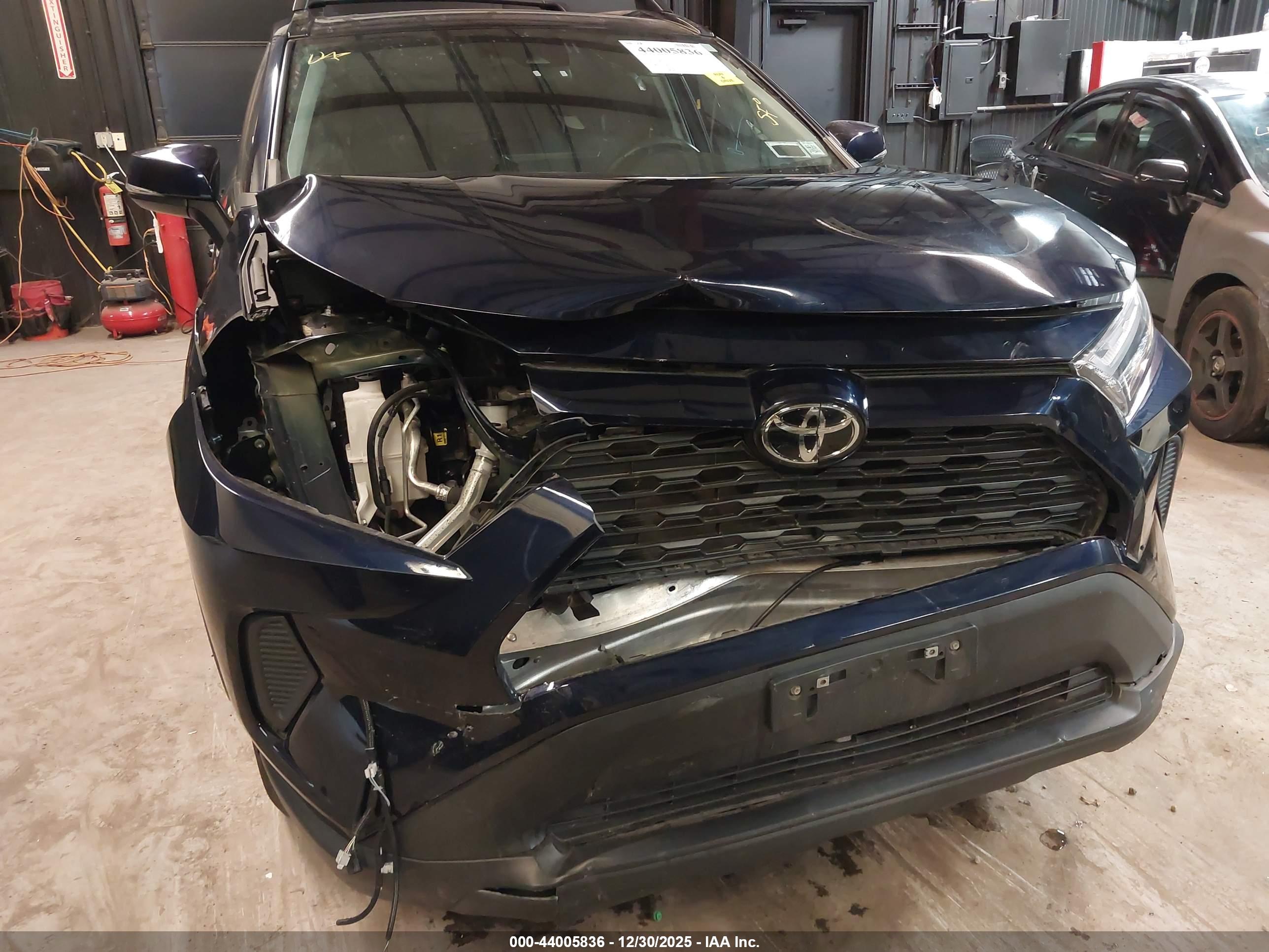 TOYOTA RAV4 image 6