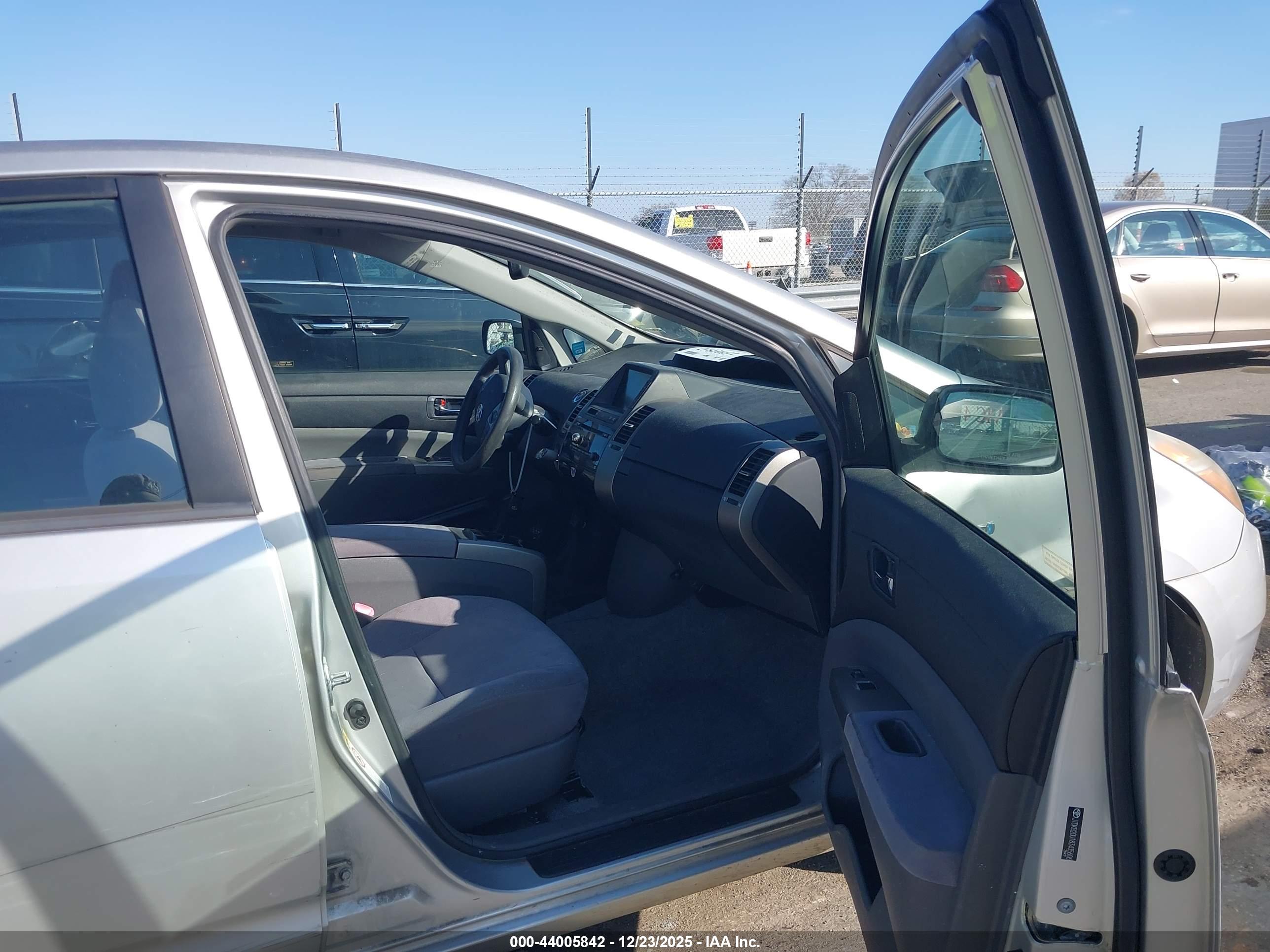 TOYOTA PRIUS image 5