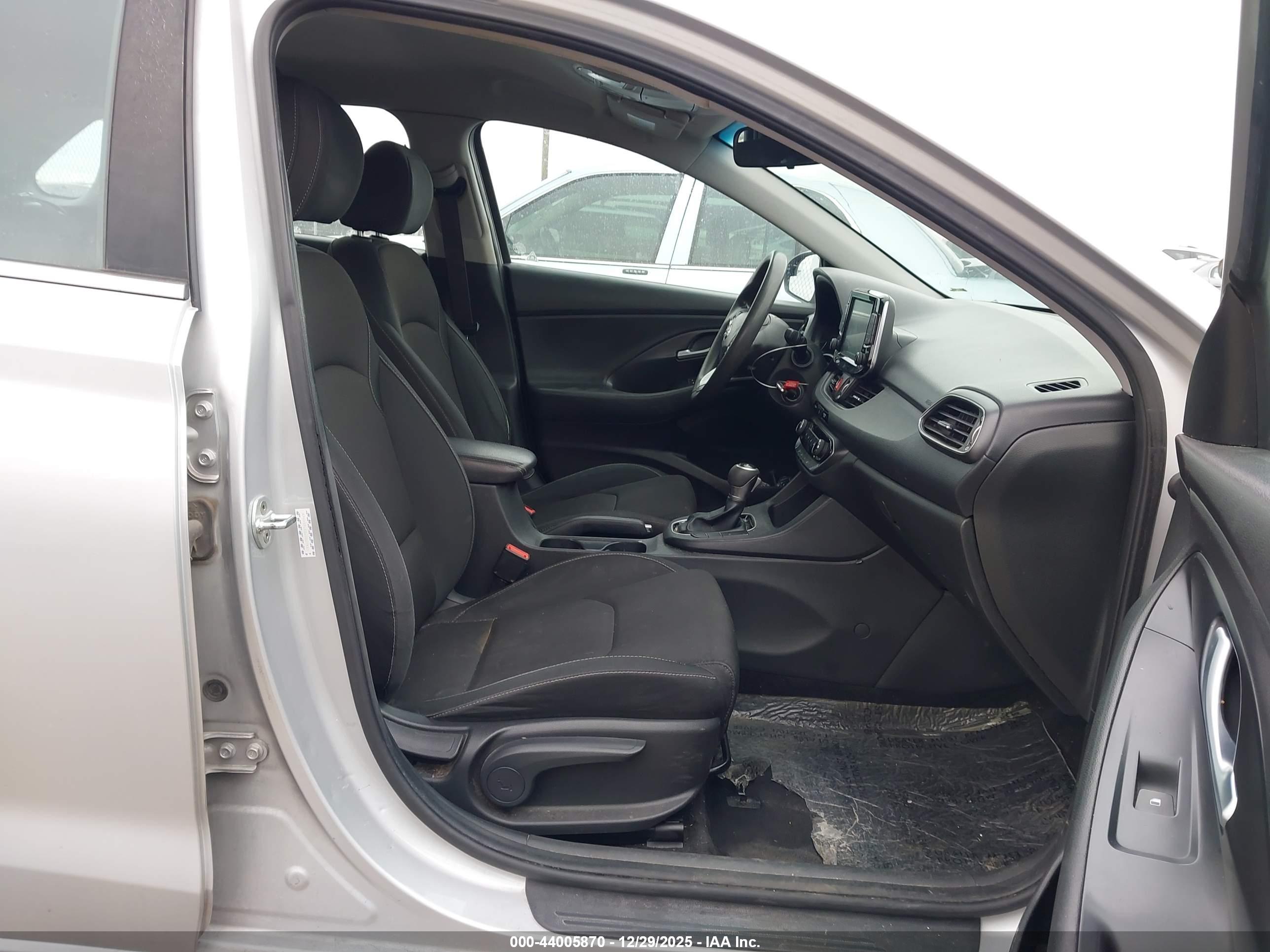 HYUNDAI ELANTRA image 5