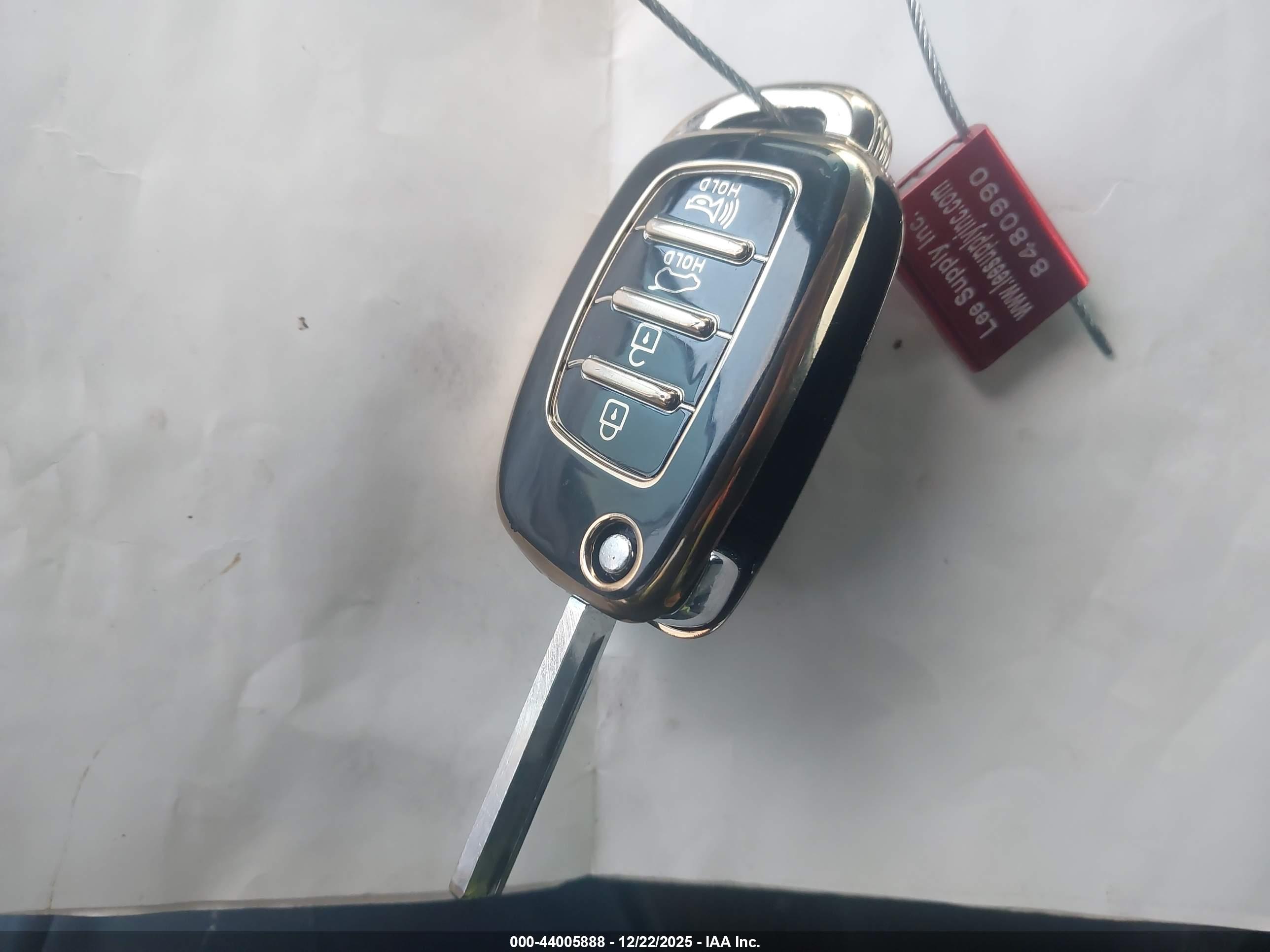 HYUNDAI SANTA image 11