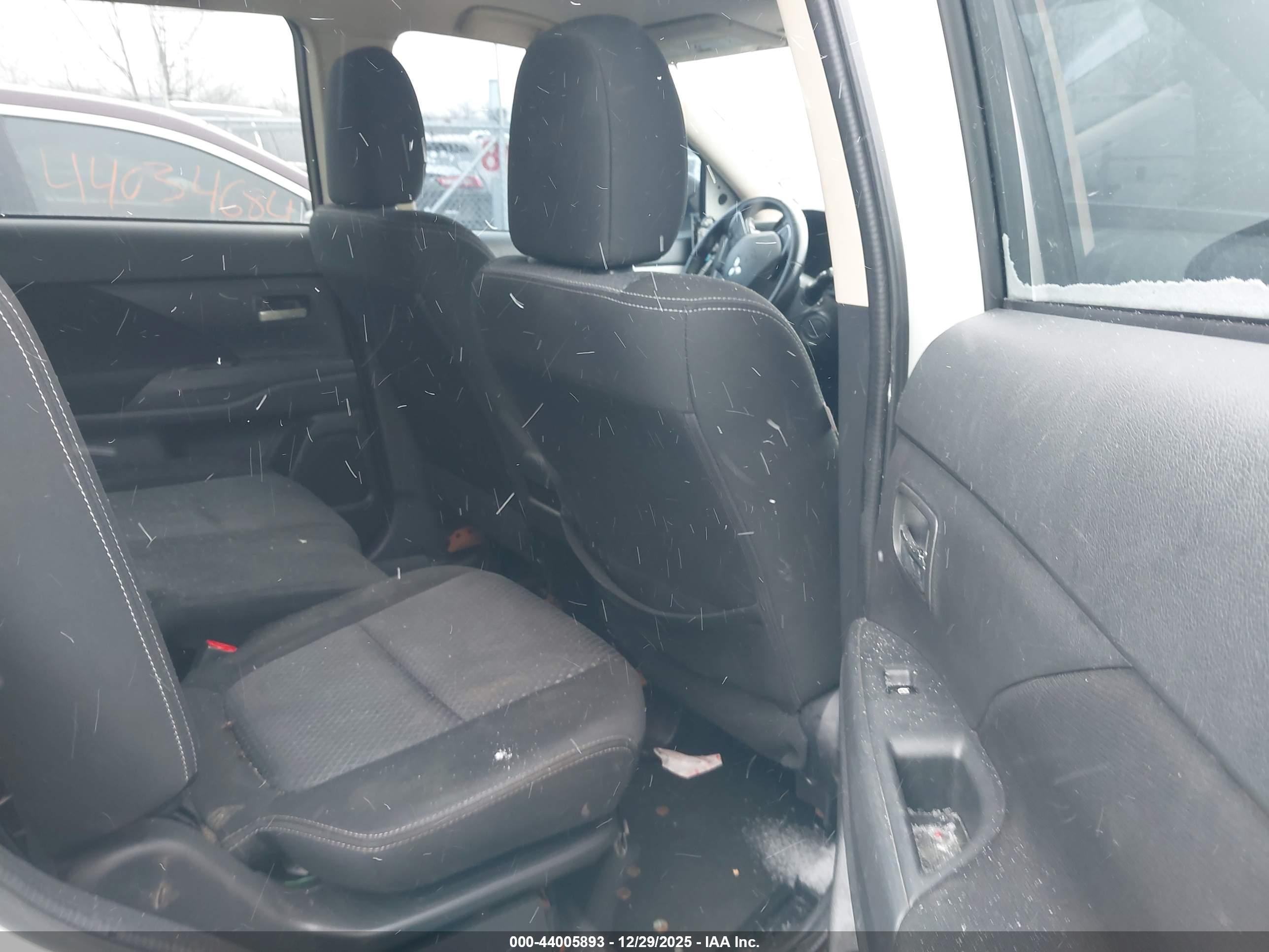 MITSUBISHI OUTLANDER image 8
