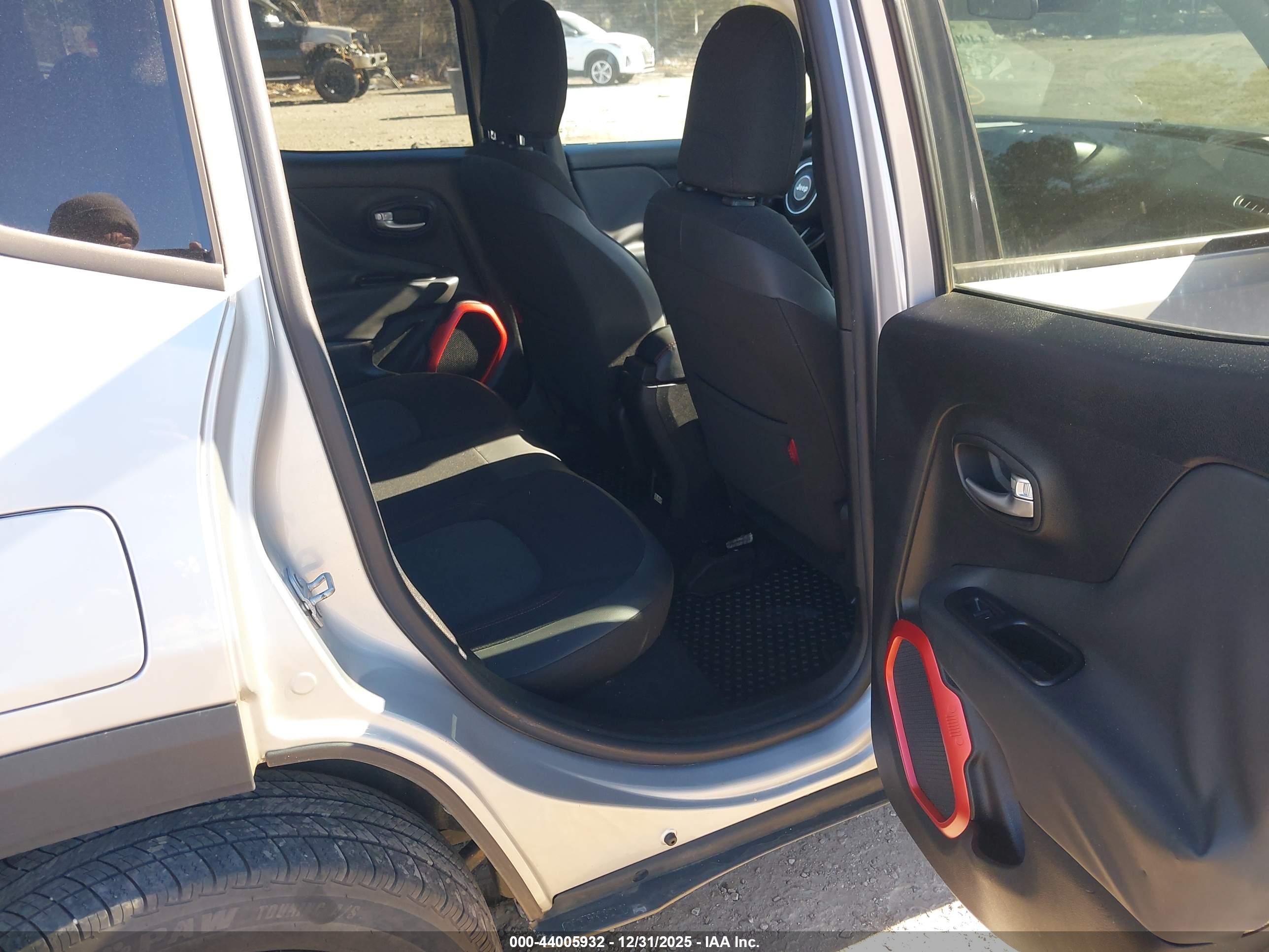 JEEP RENEGADE image 8