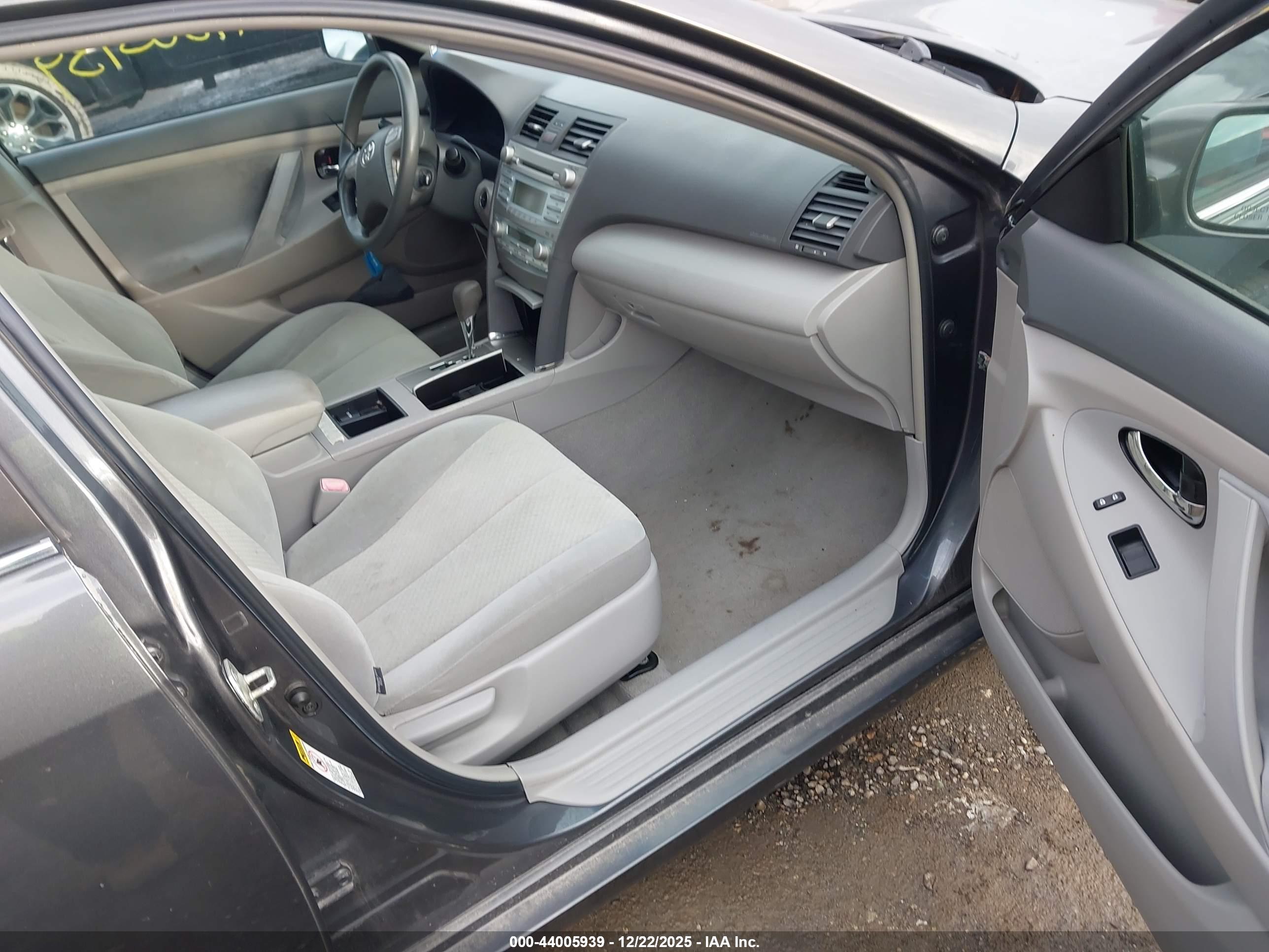 TOYOTA CAMRY image 5