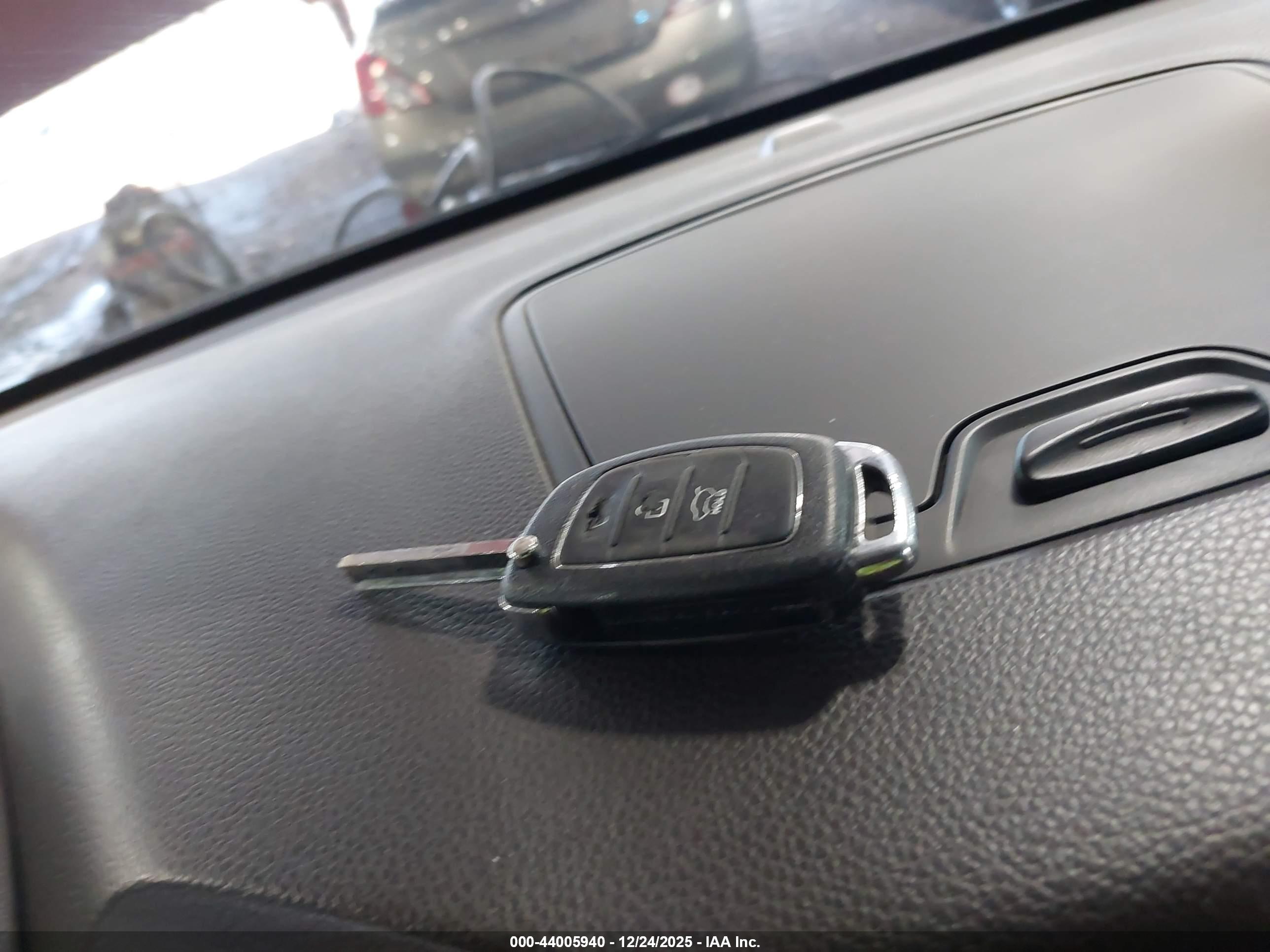 HYUNDAI SANTA image 11