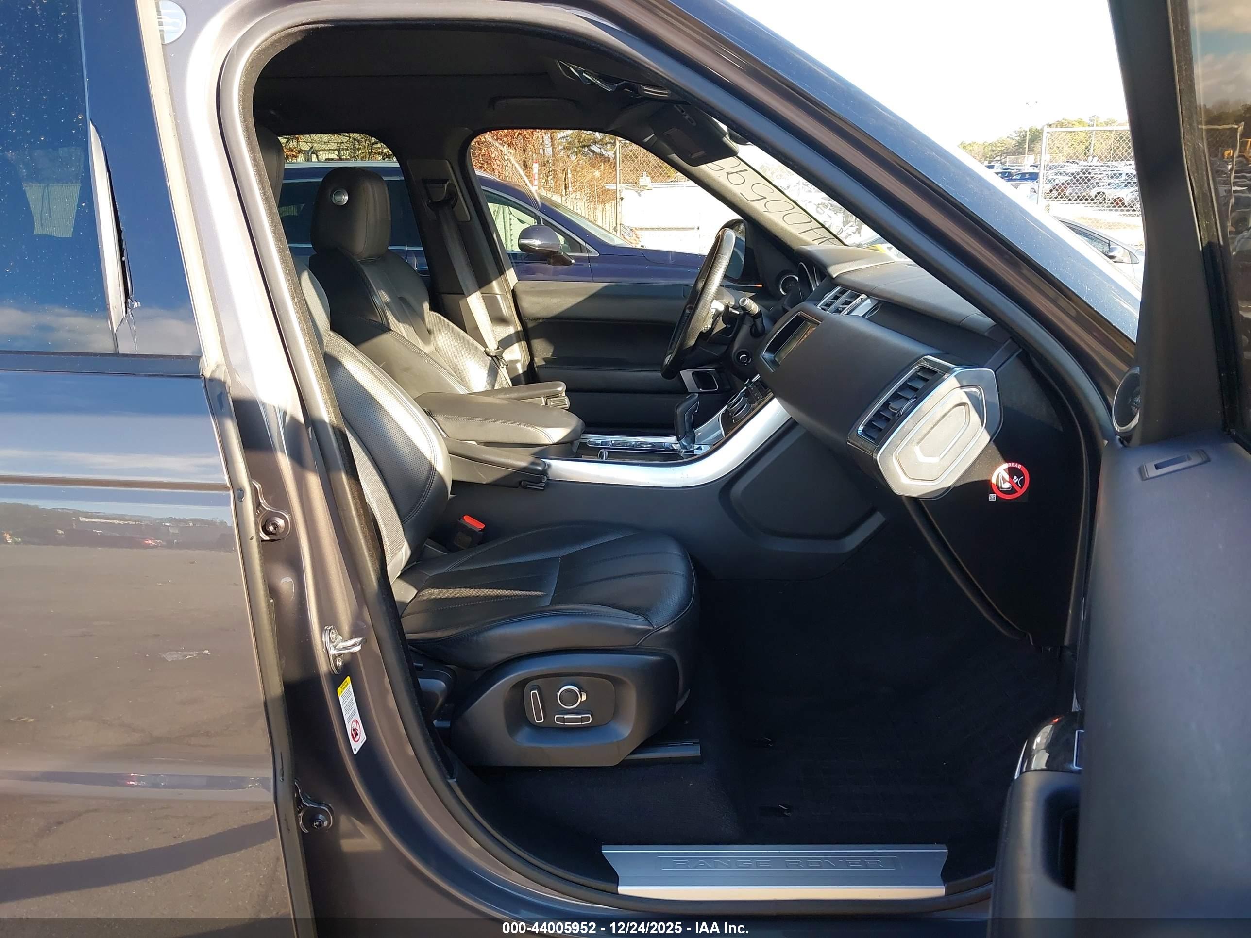 LAND ROVER image 5
