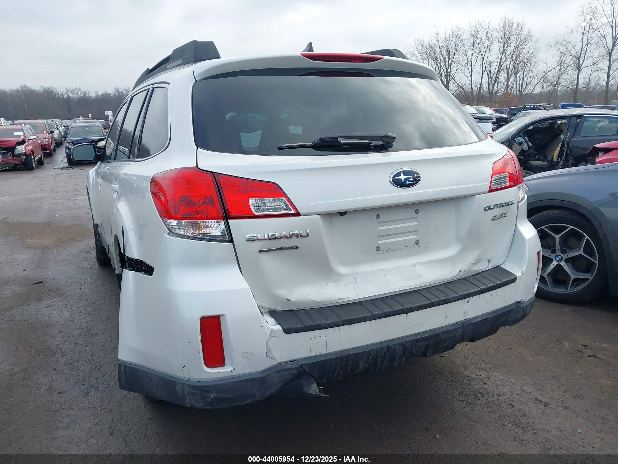 SUBARU OUTBACK image 3