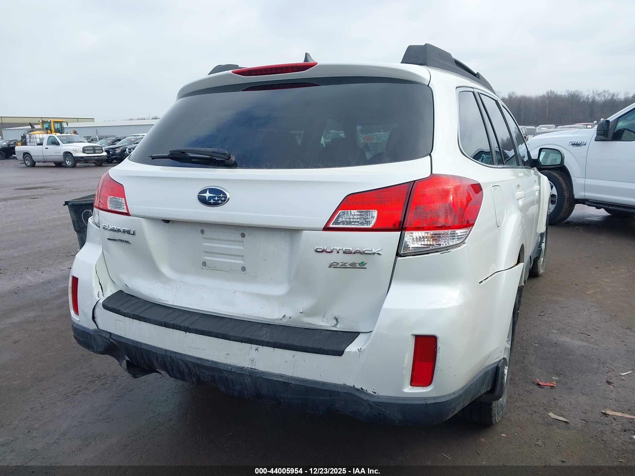 SUBARU OUTBACK image 4