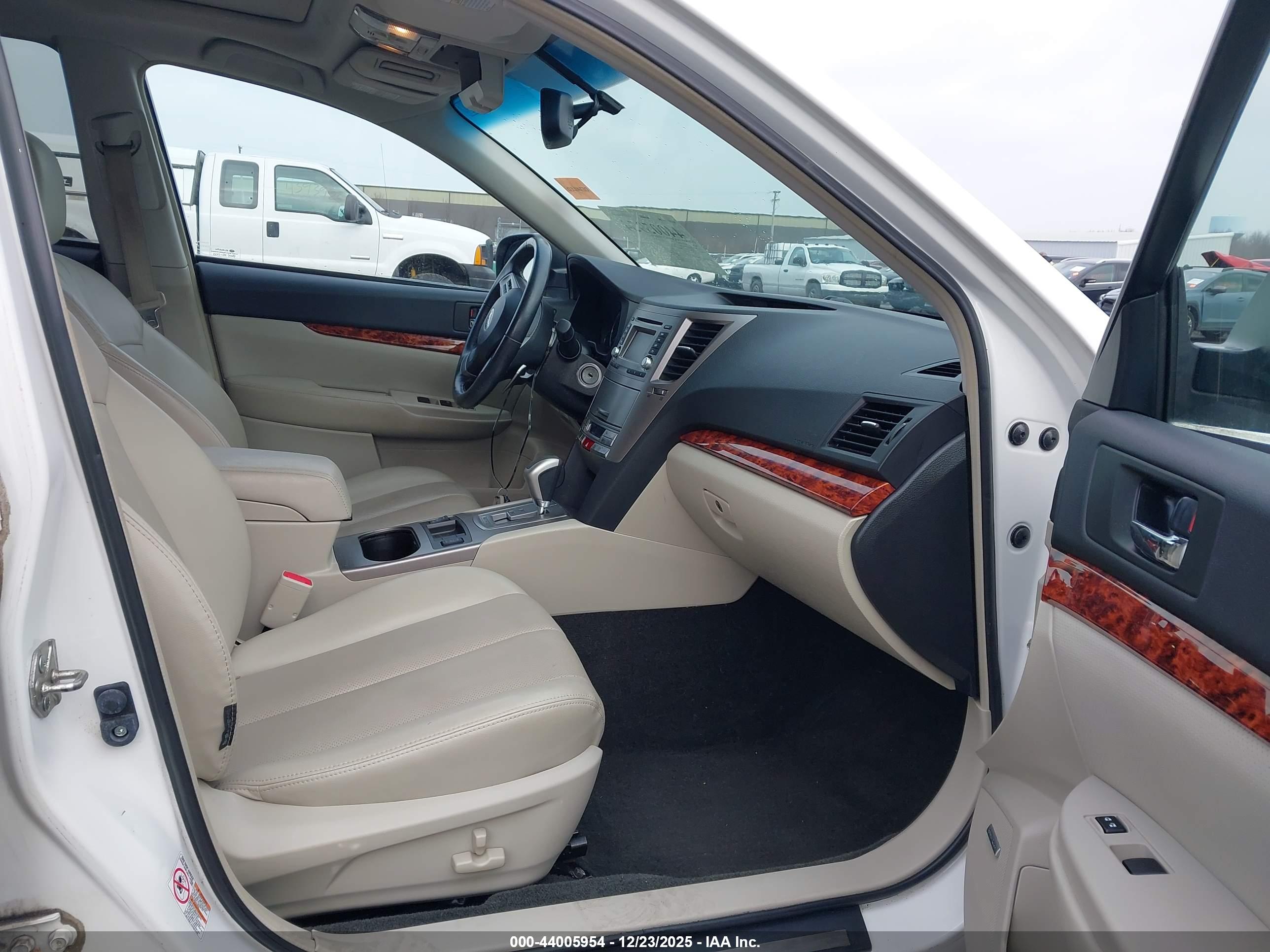 SUBARU OUTBACK image 5