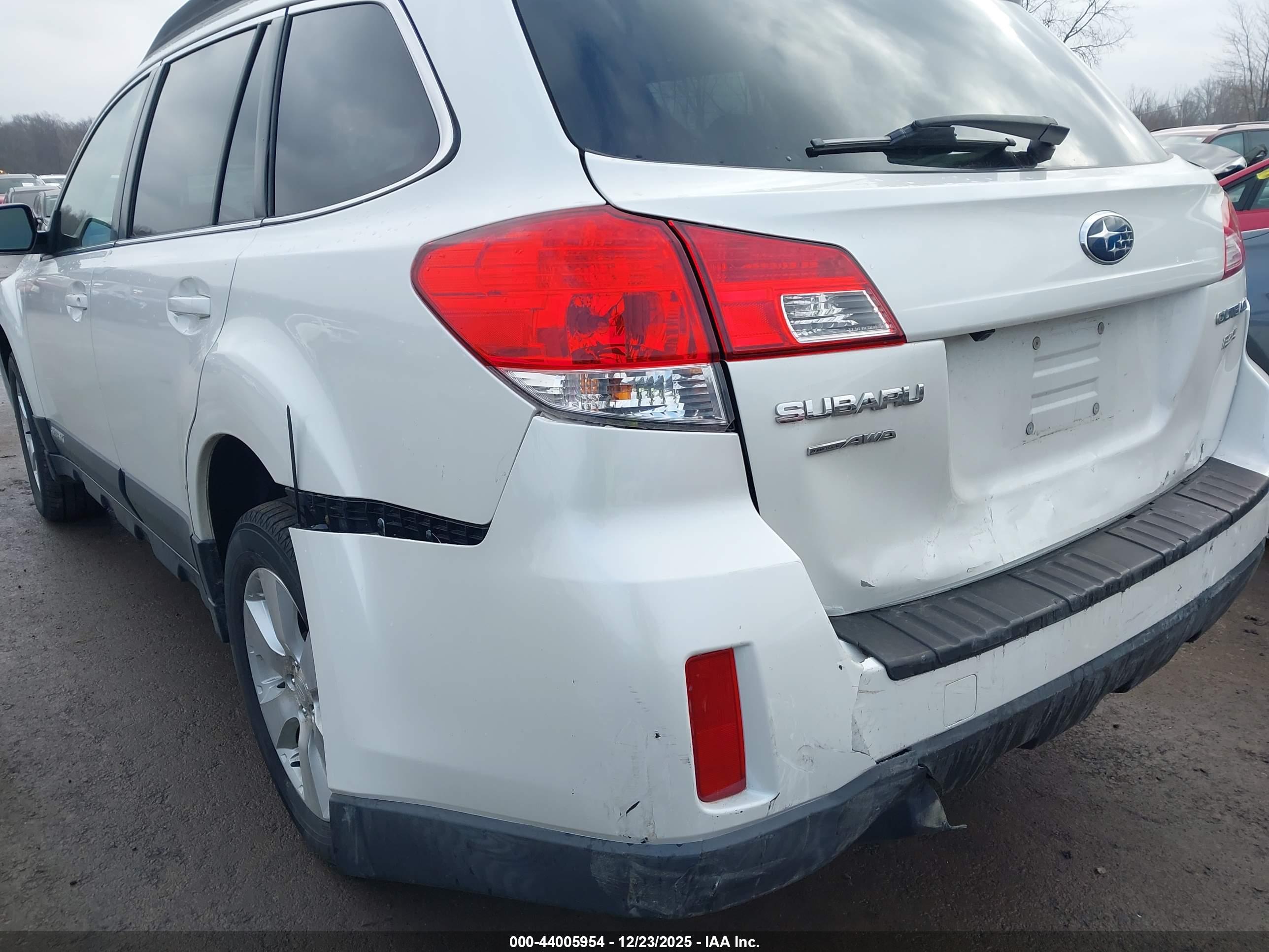 SUBARU OUTBACK image 6