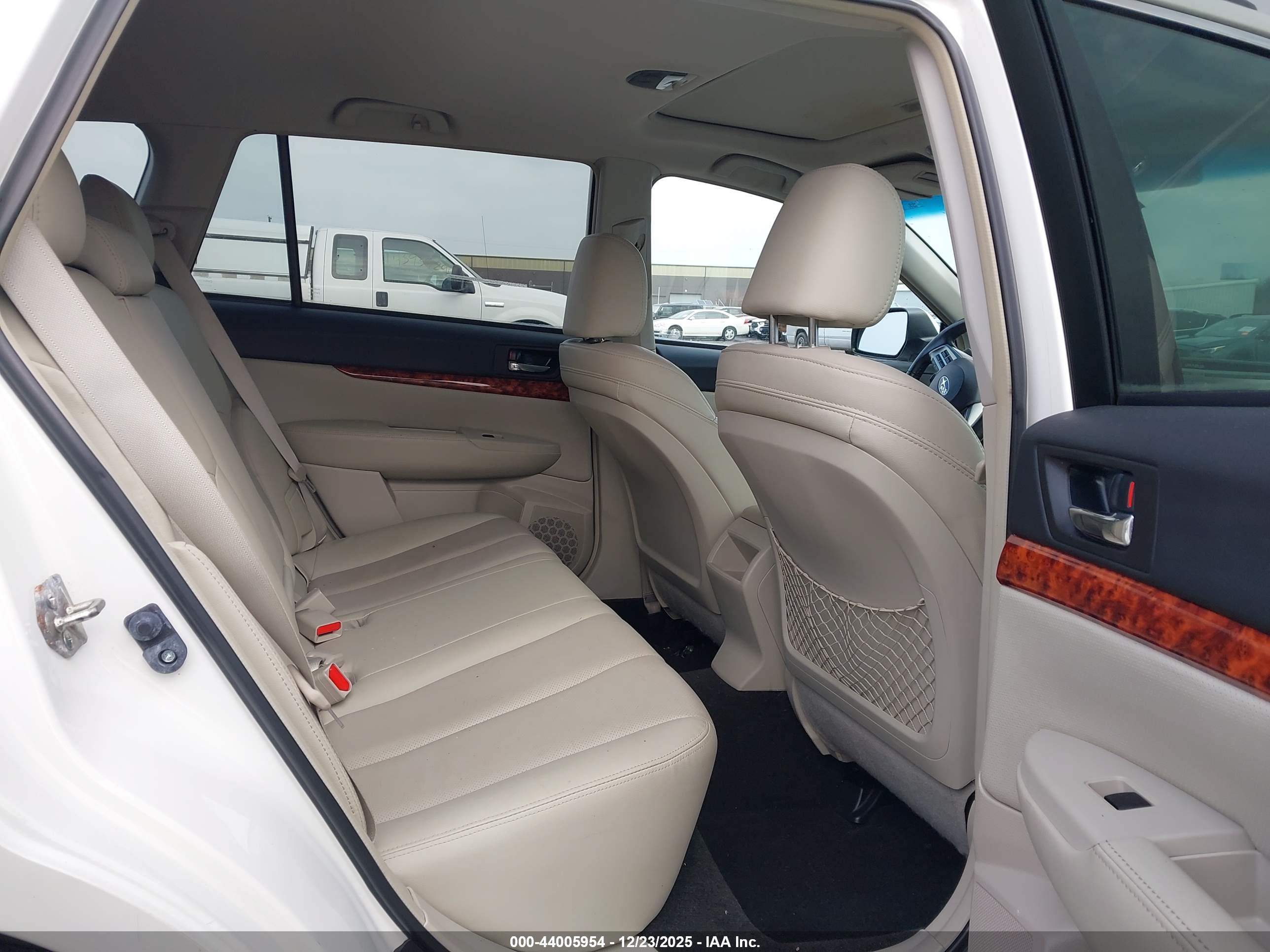 SUBARU OUTBACK image 8