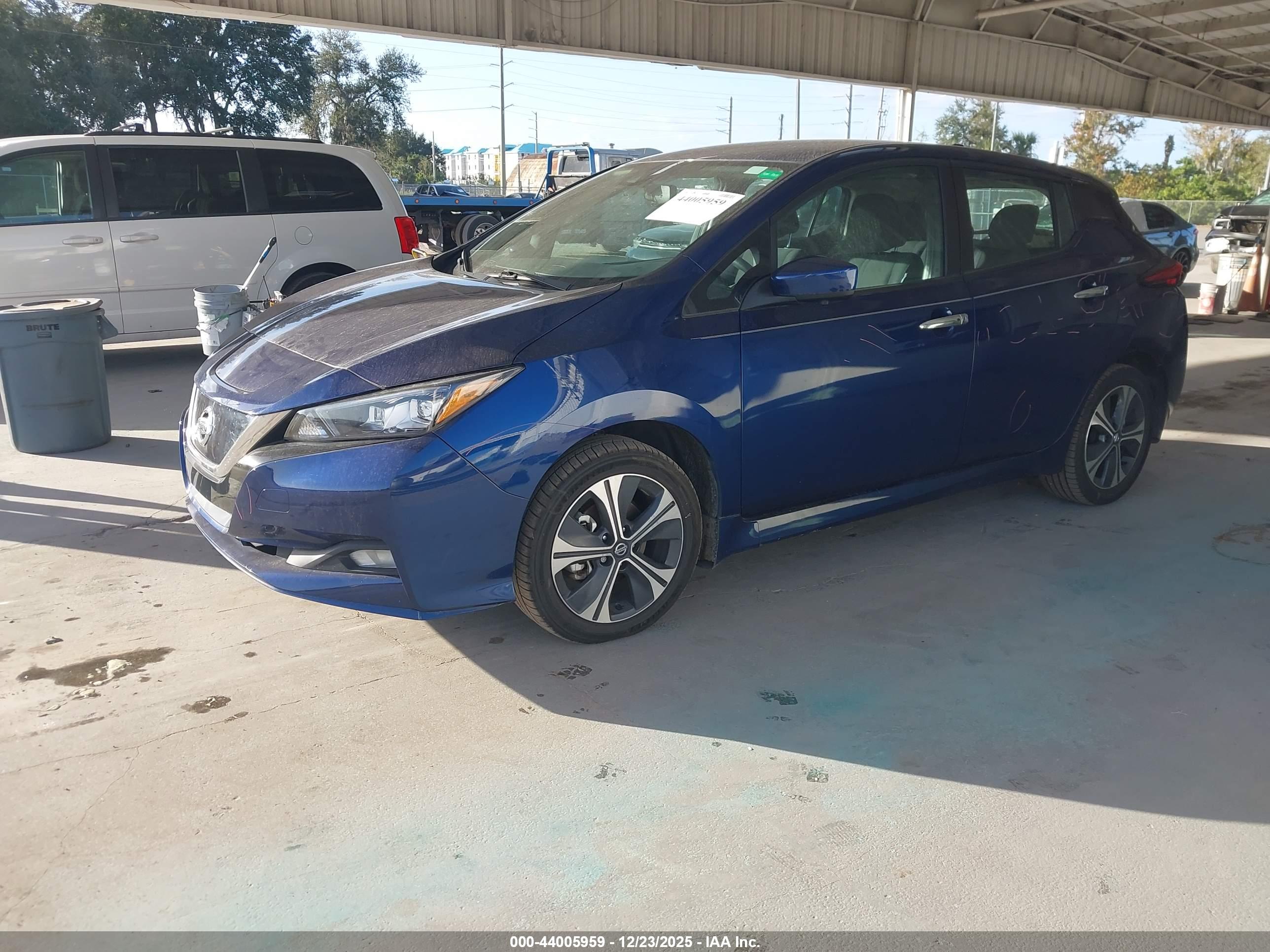 NISSAN LEAF image 2