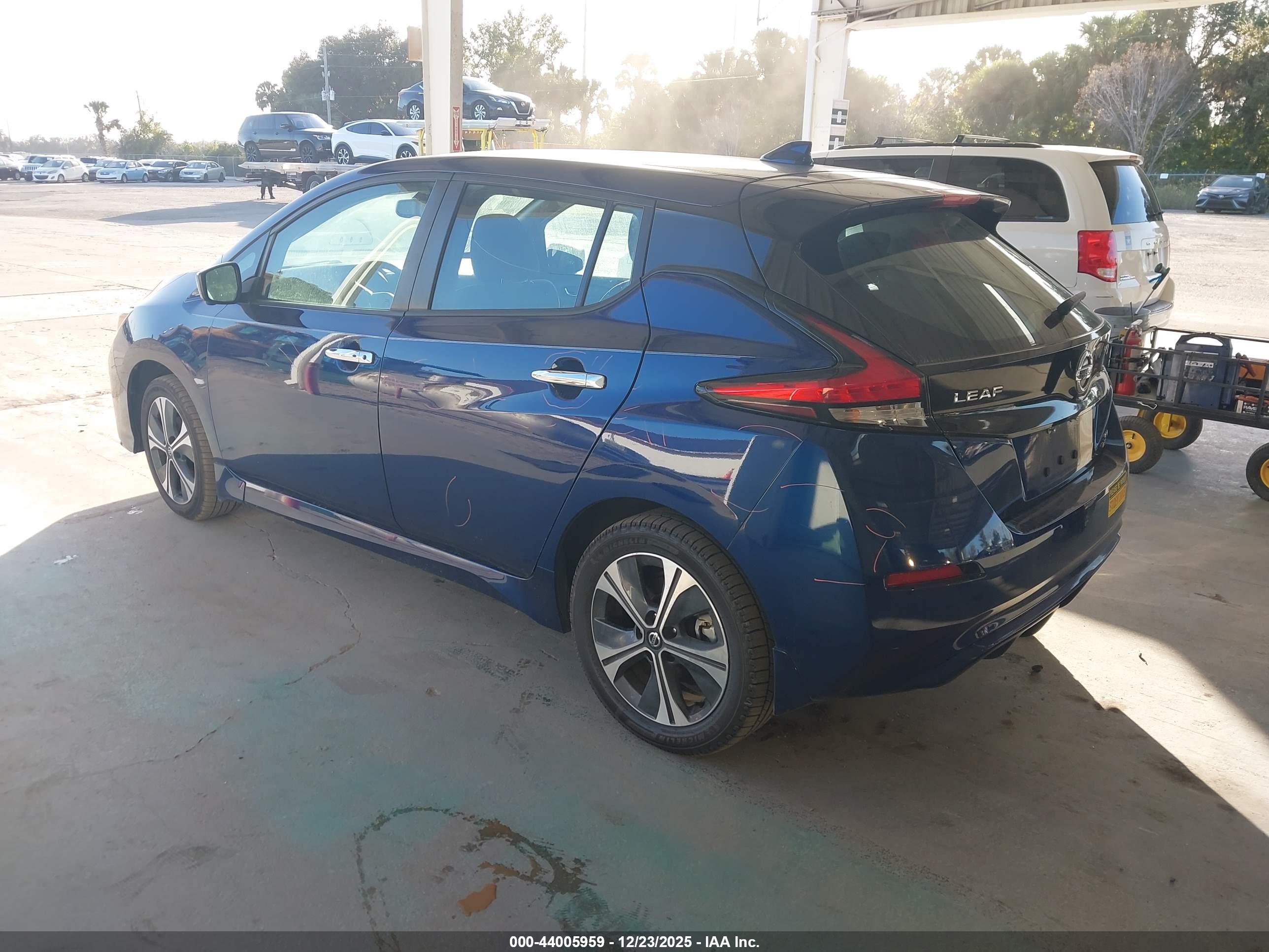 NISSAN LEAF image 3
