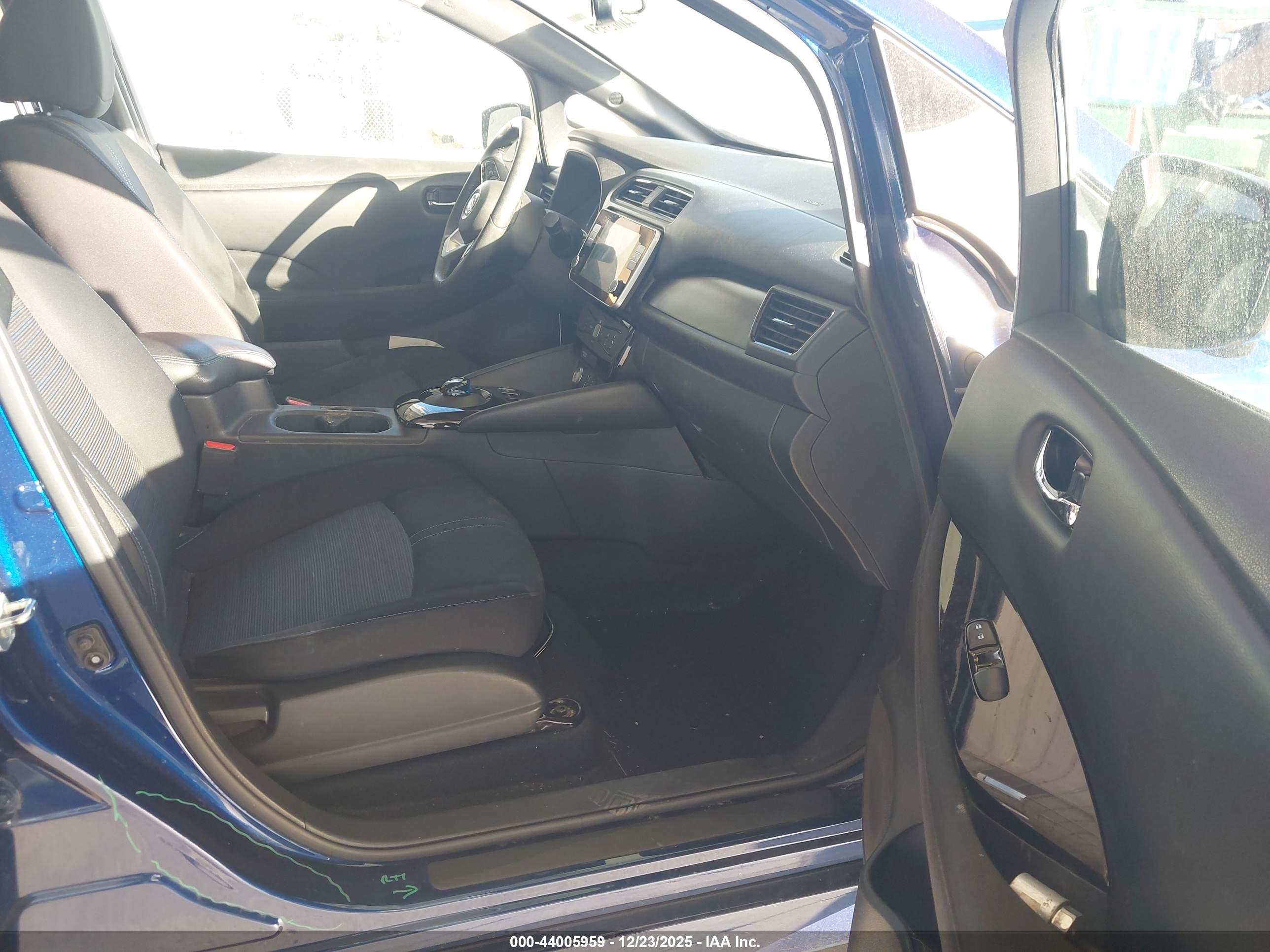 NISSAN LEAF image 5