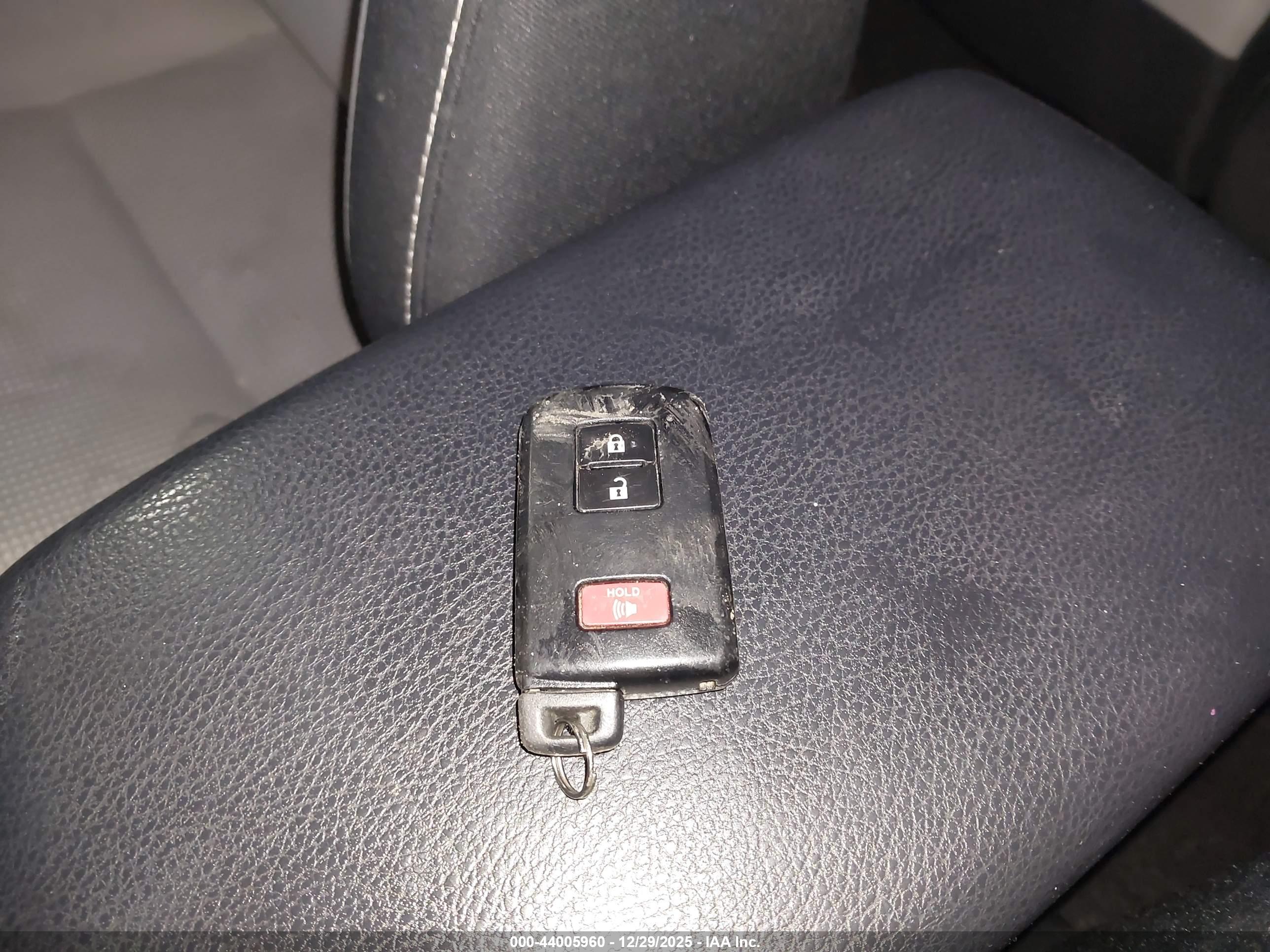 TOYOTA RAV4 image 11