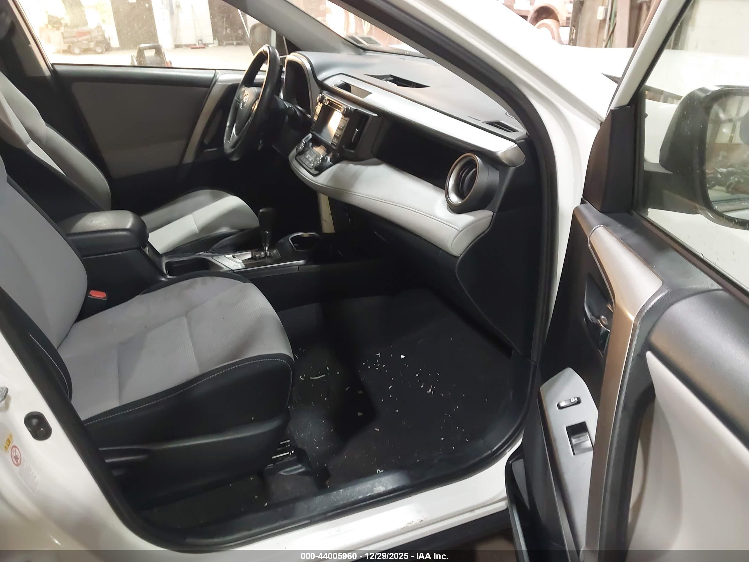 TOYOTA RAV4 image 5