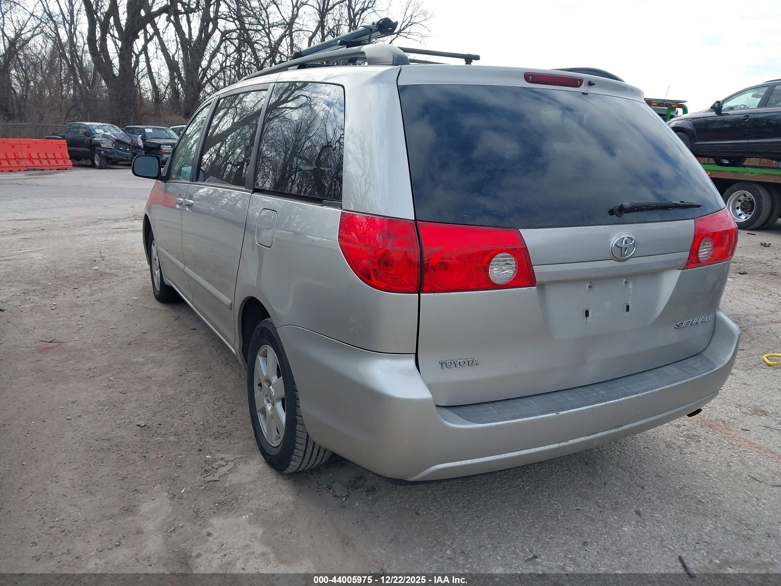 TOYOTA SIENNA image 3