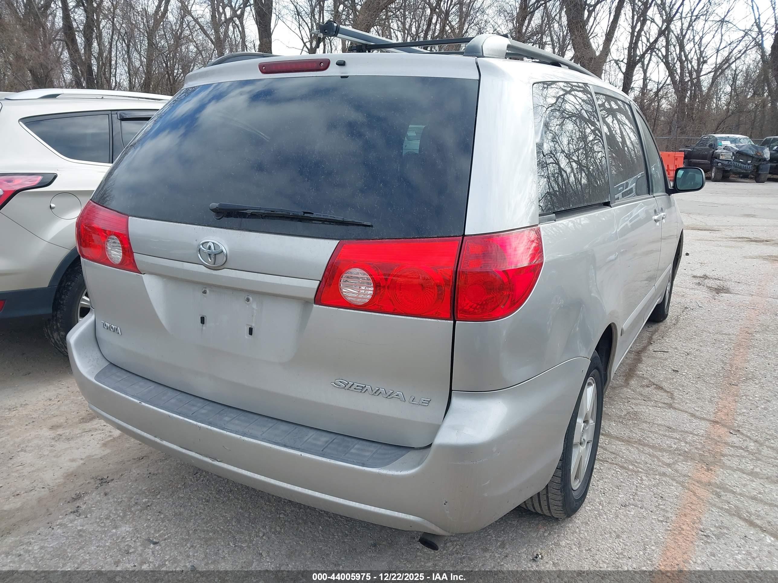 TOYOTA SIENNA image 4