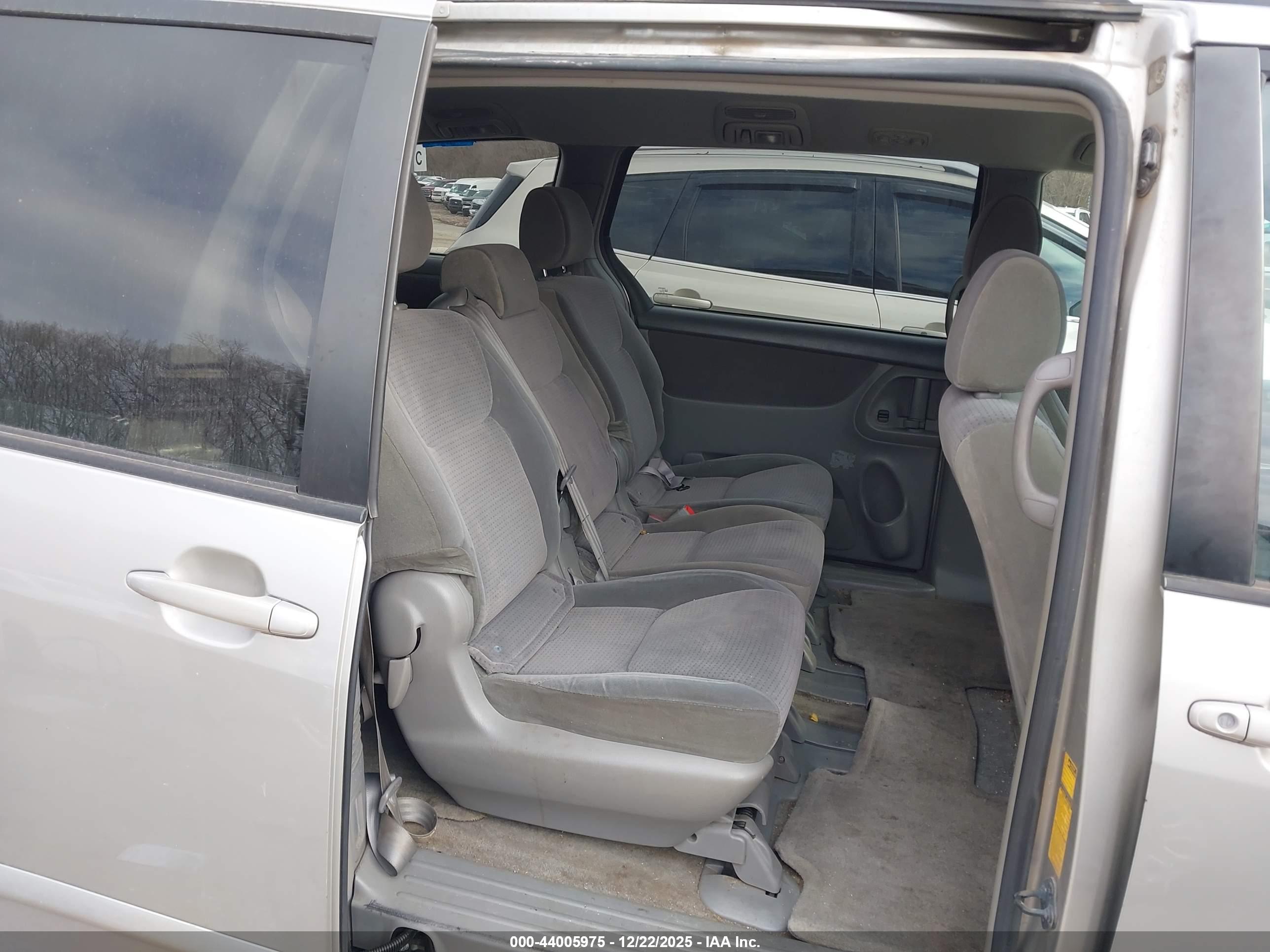 TOYOTA SIENNA image 8