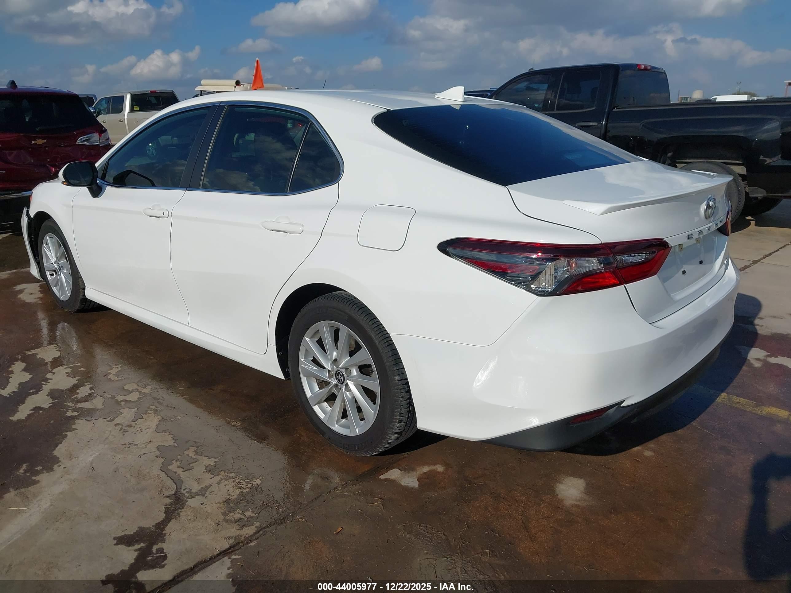 TOYOTA CAMRY image 3