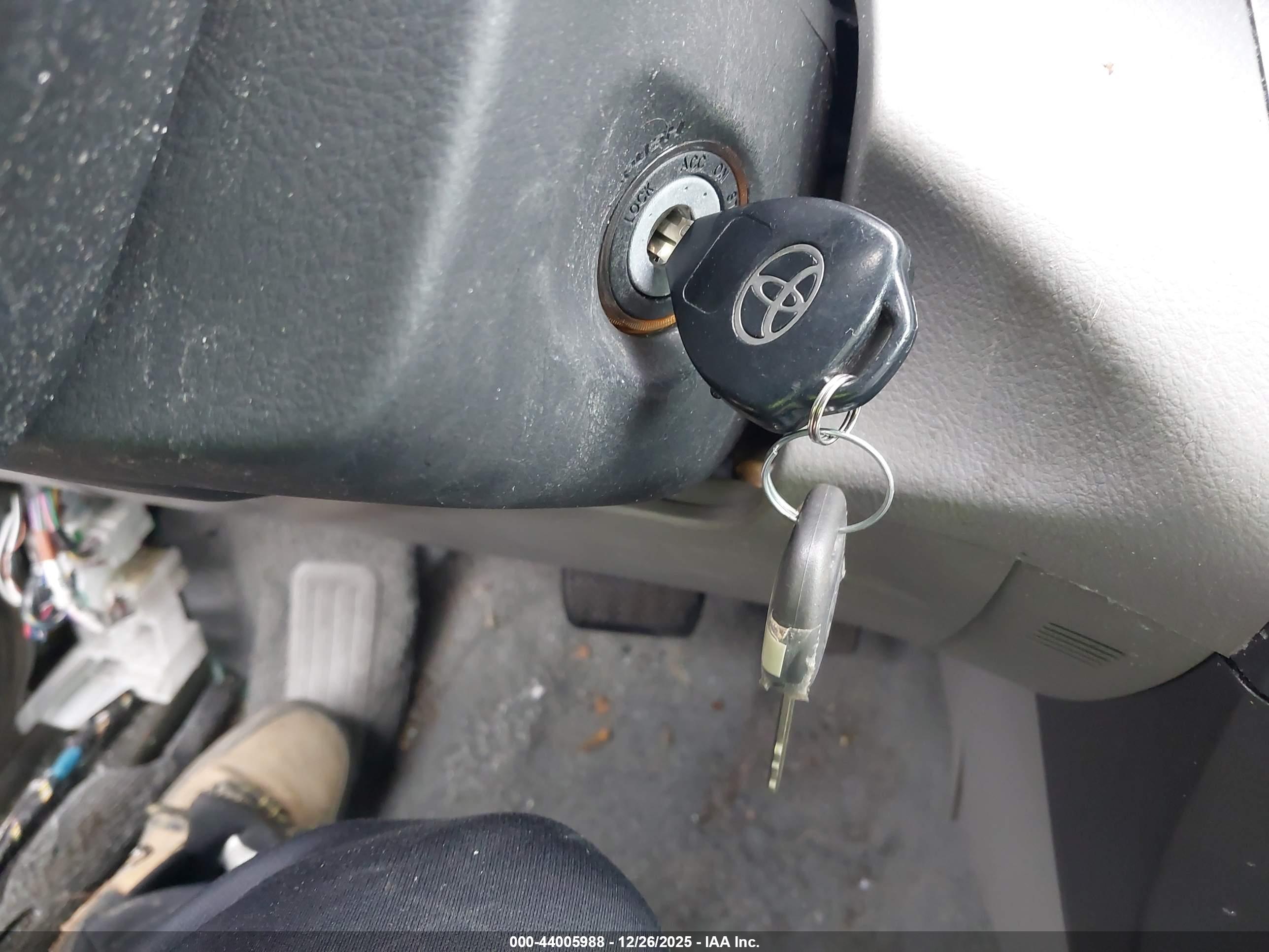 TOYOTA RAV4 image 11