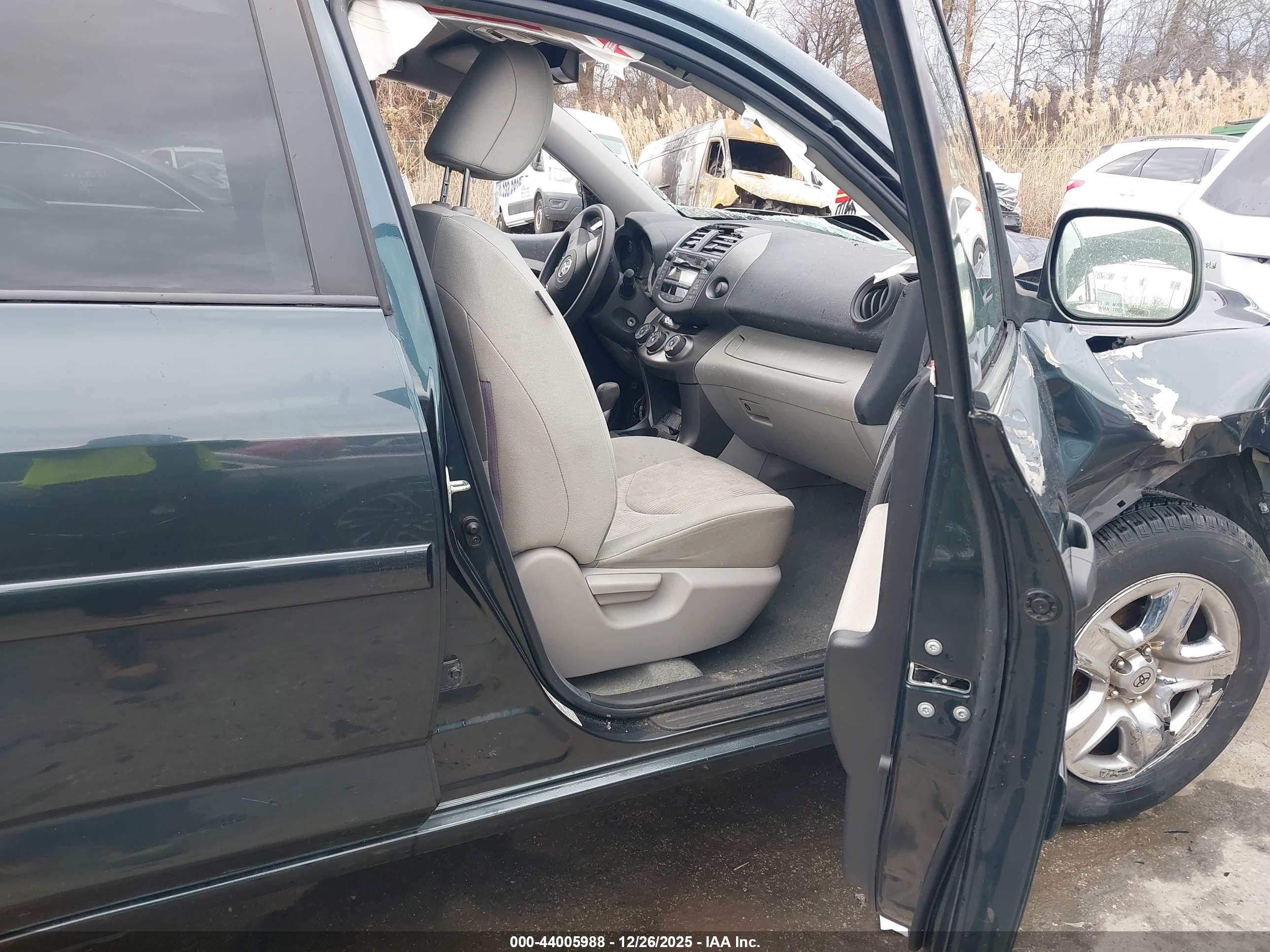 TOYOTA RAV4 image 5