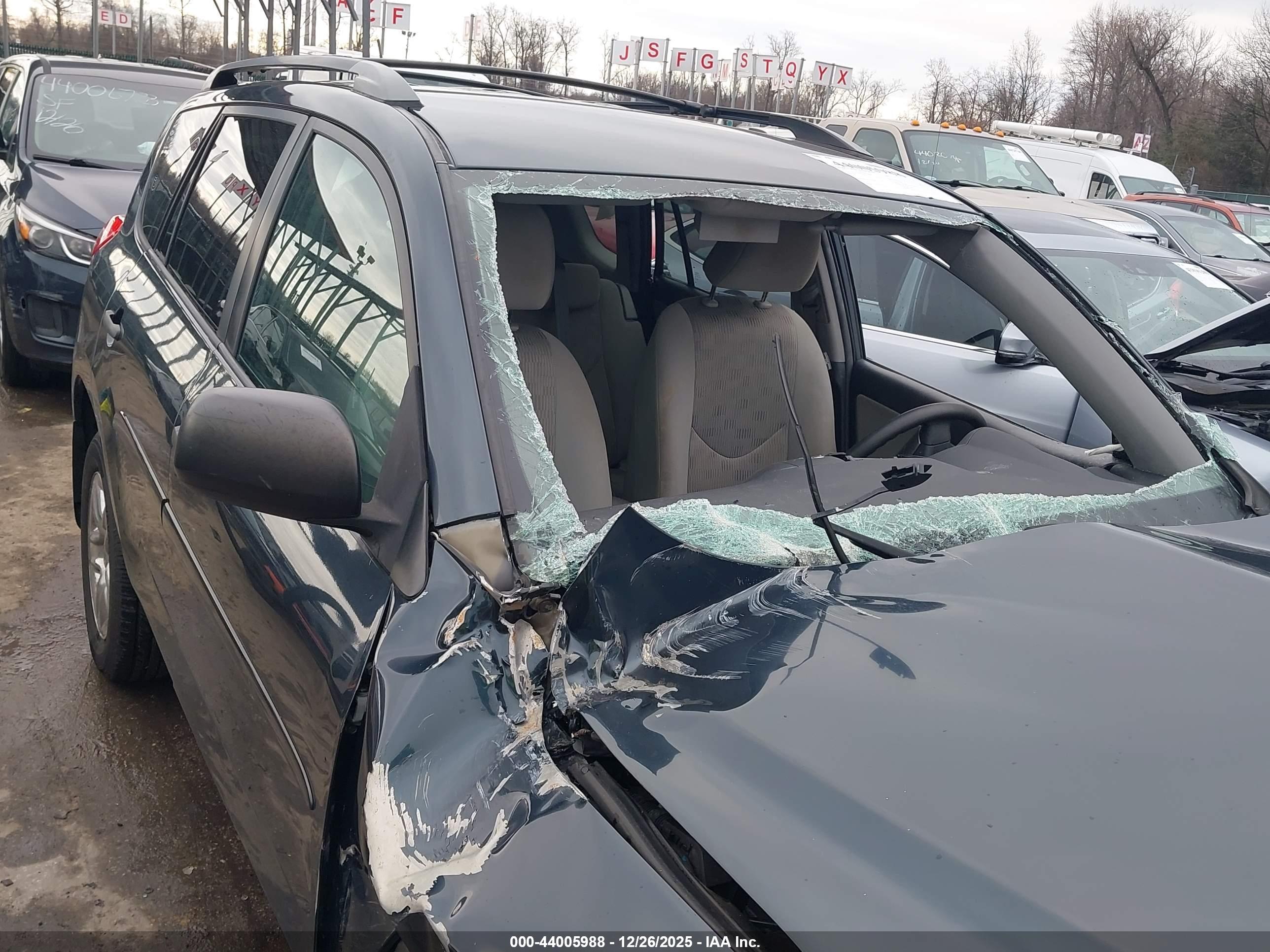 TOYOTA RAV4 image 6