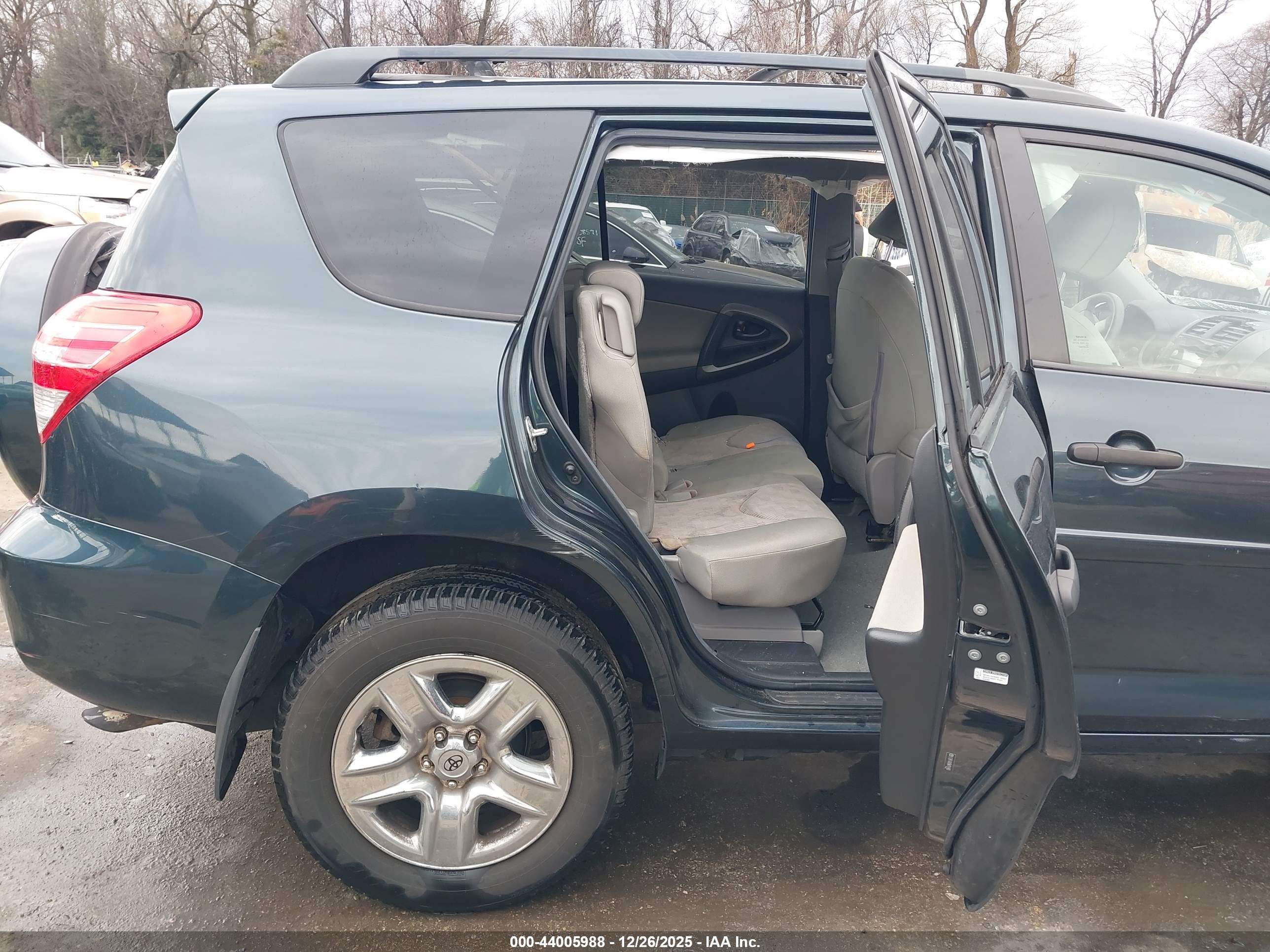 TOYOTA RAV4 image 8