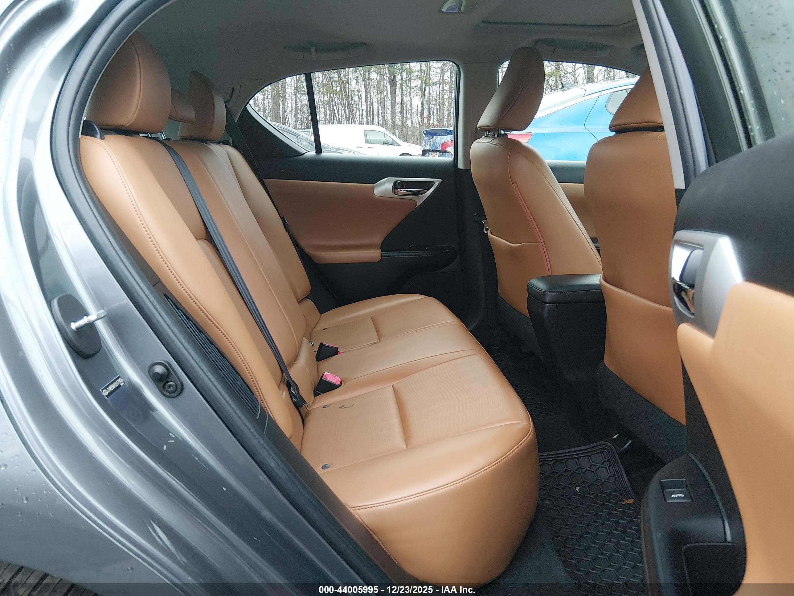 LEXUS CT image 8