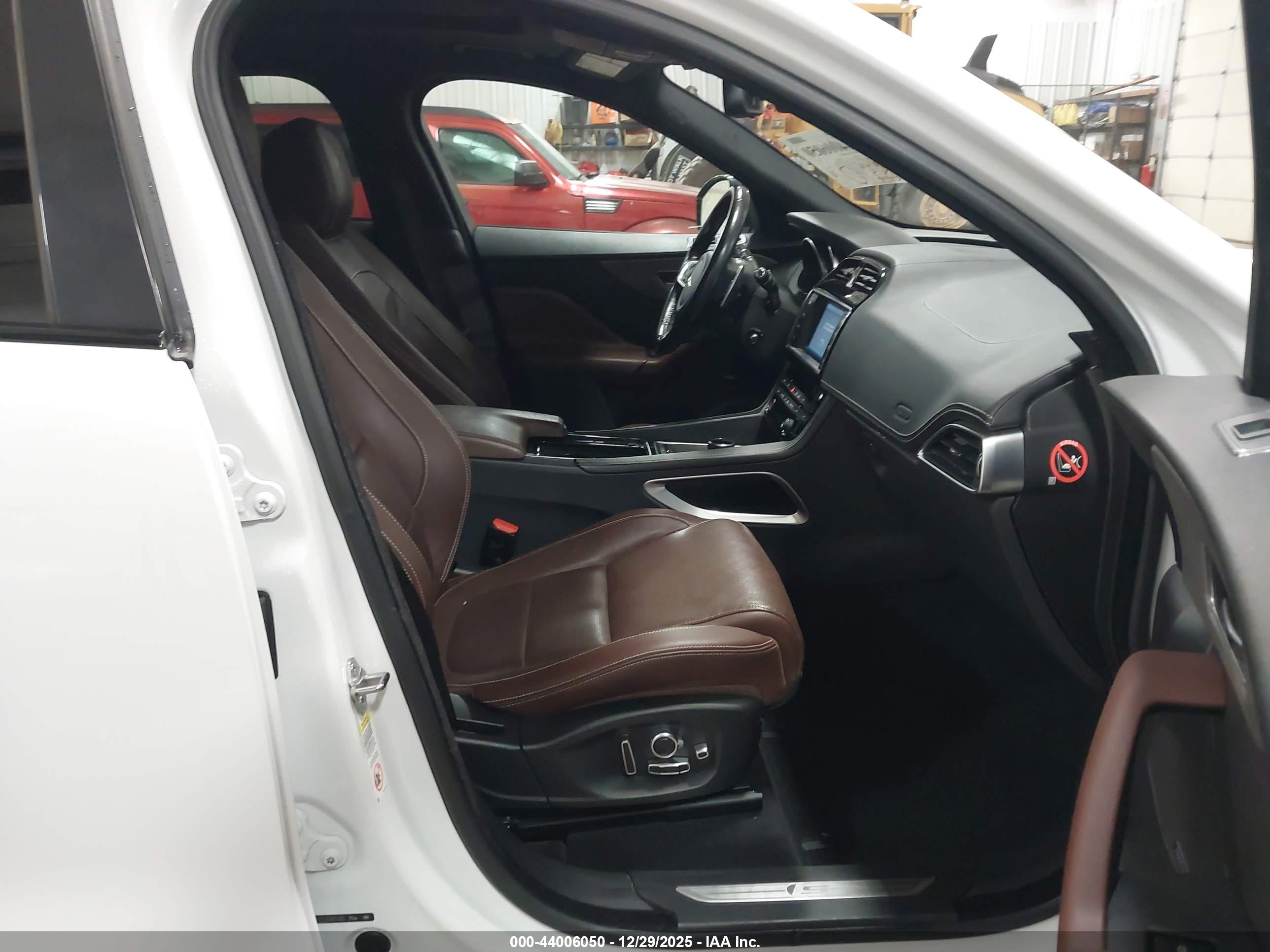 JAGUAR F-PACE image 5