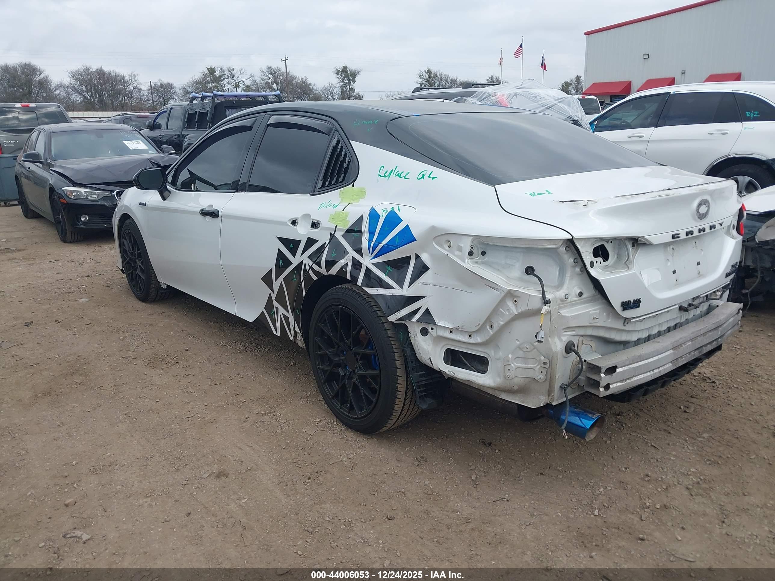 TOYOTA CAMRY image 3