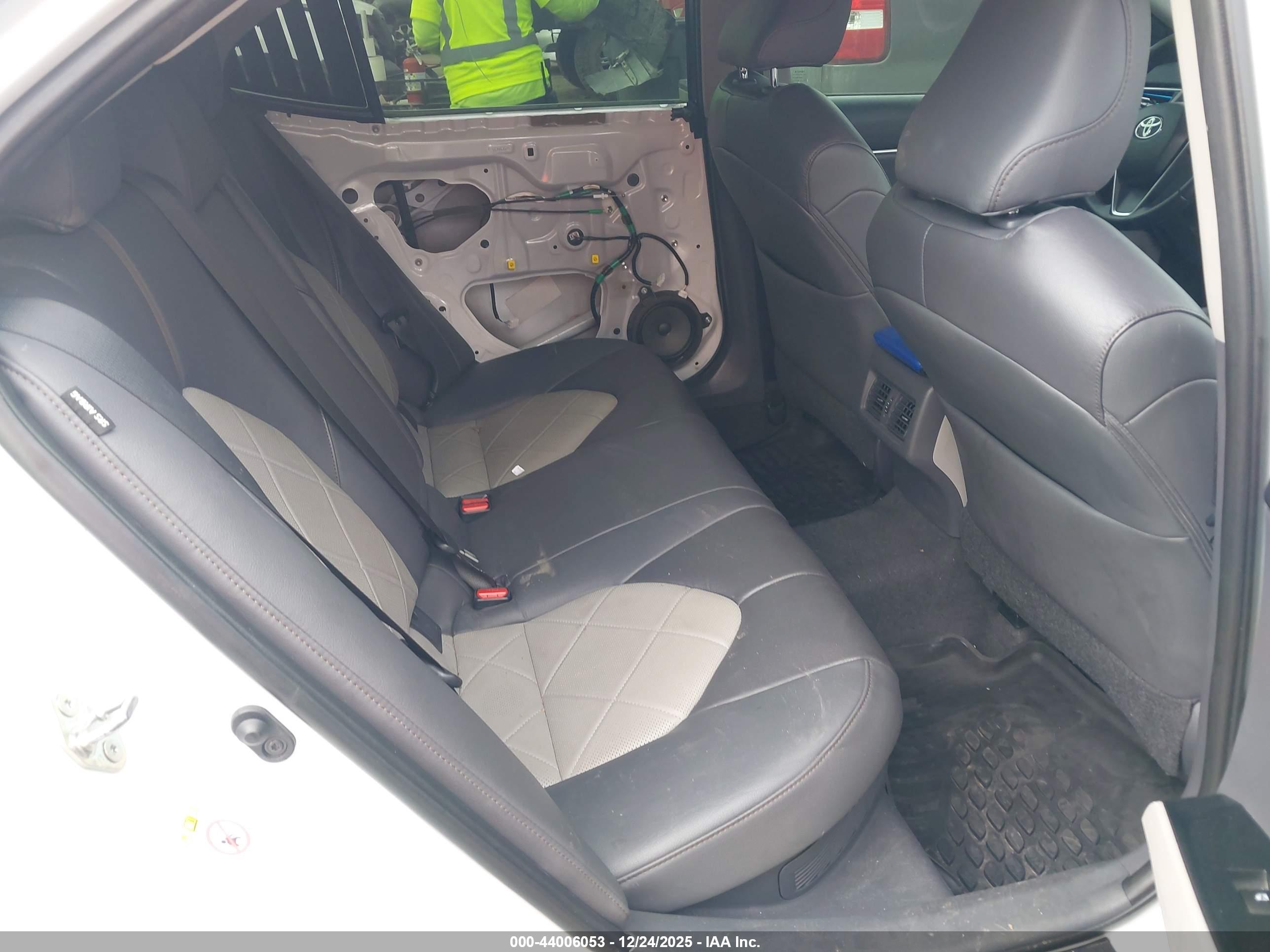 TOYOTA CAMRY image 8