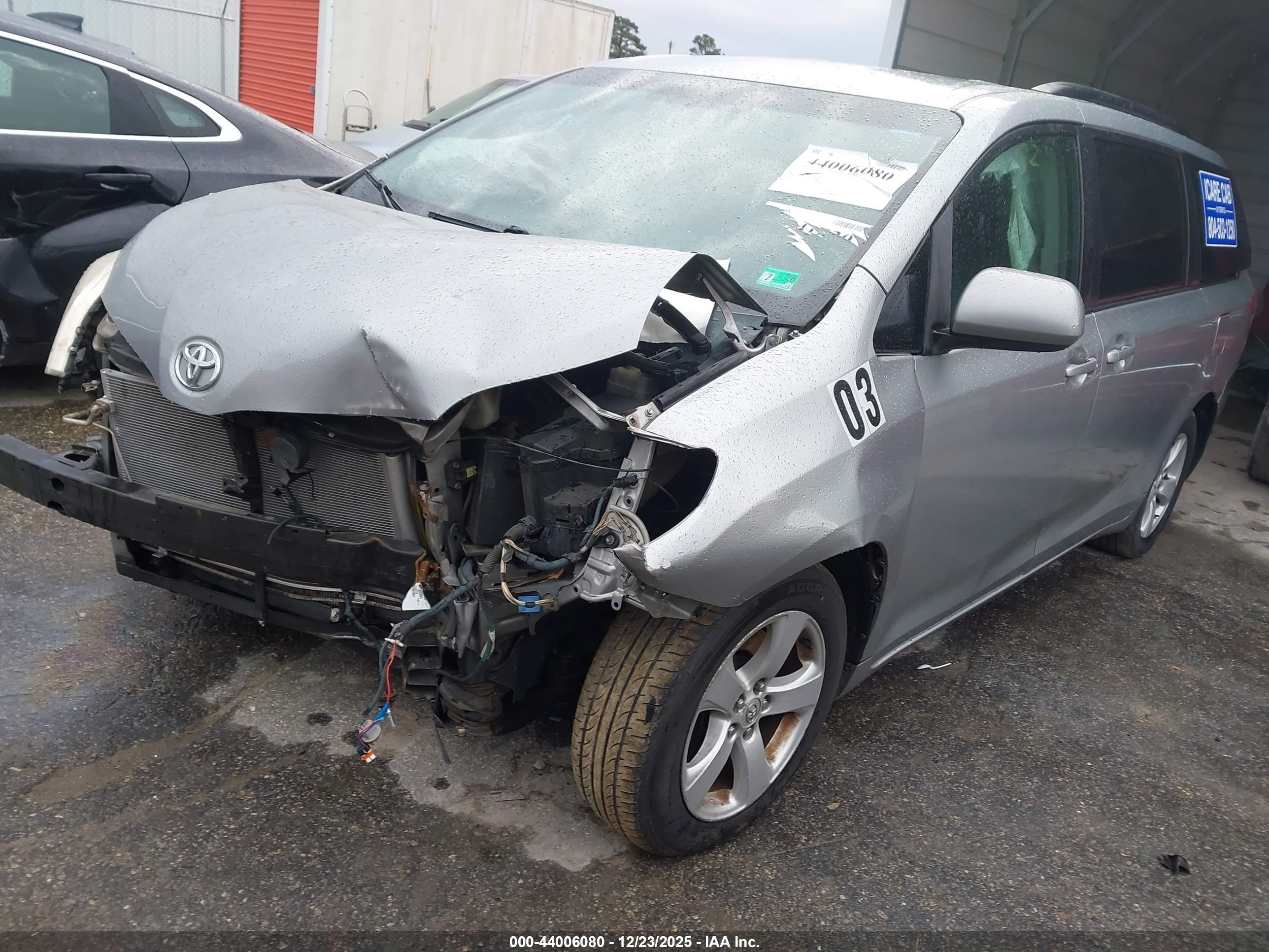 TOYOTA SIENNA image 2
