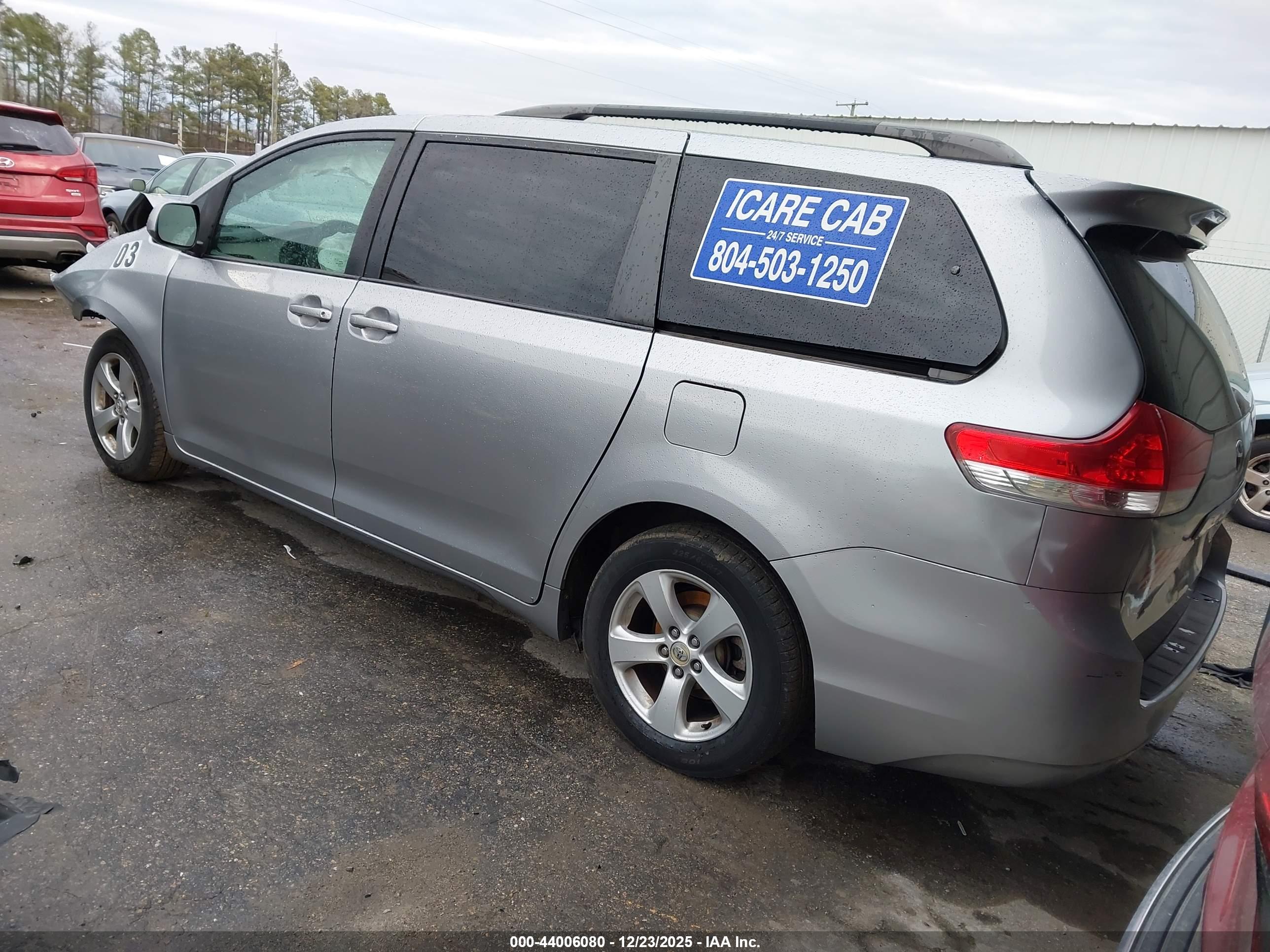 TOYOTA SIENNA image 3